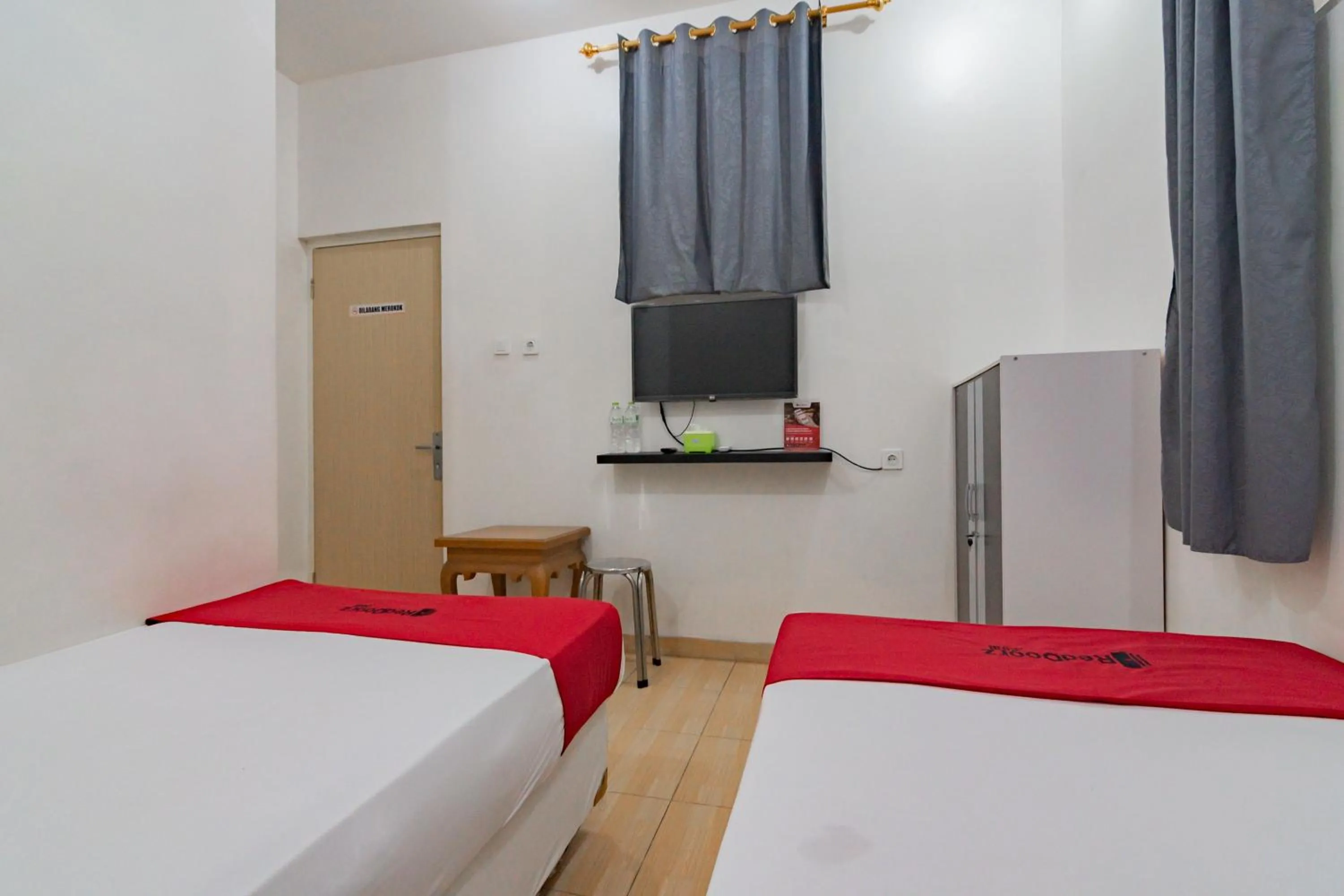 Bedroom, Bed in RedDoorz near Prujakan Station Cirebon