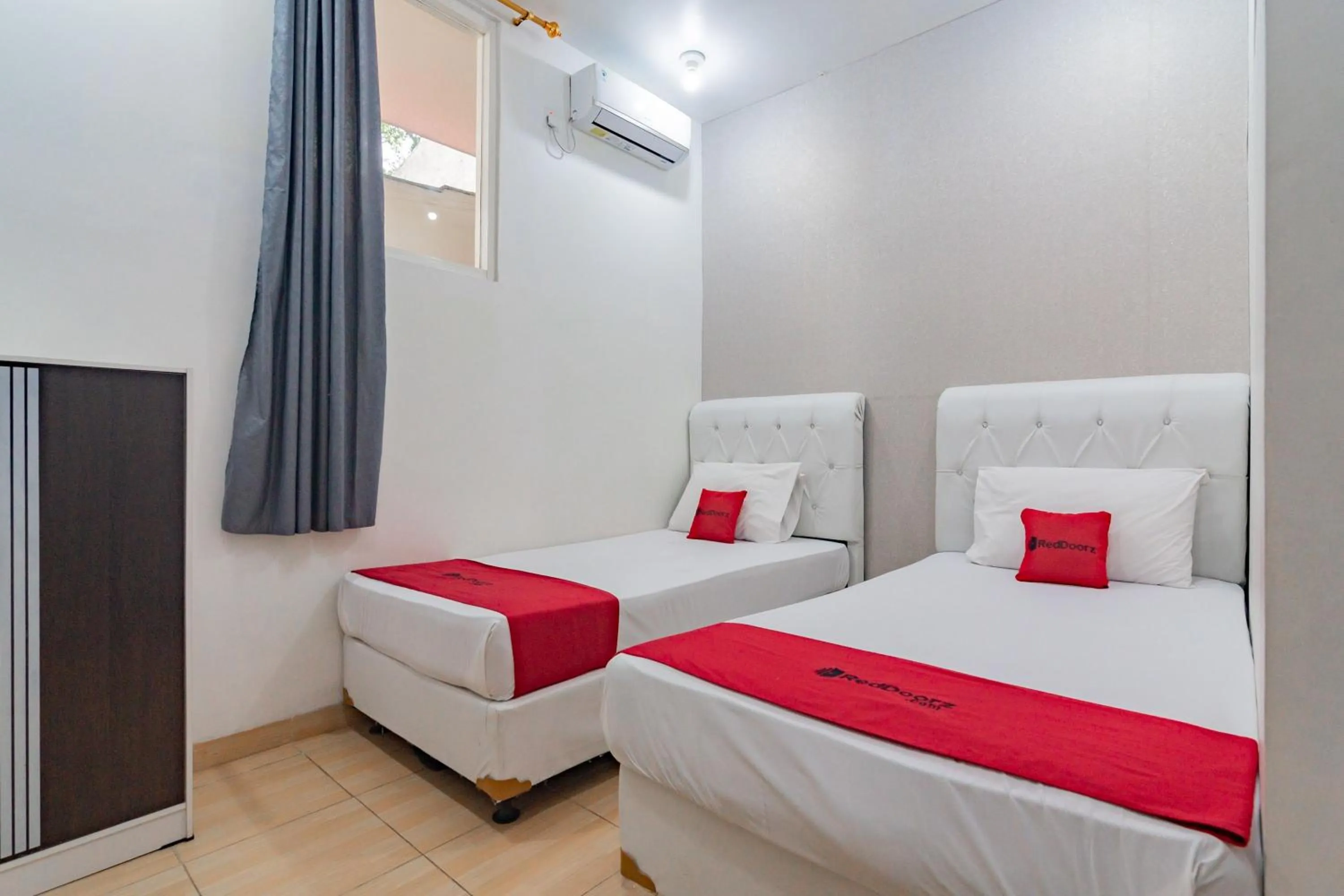 Bedroom, Bed in RedDoorz near Prujakan Station Cirebon