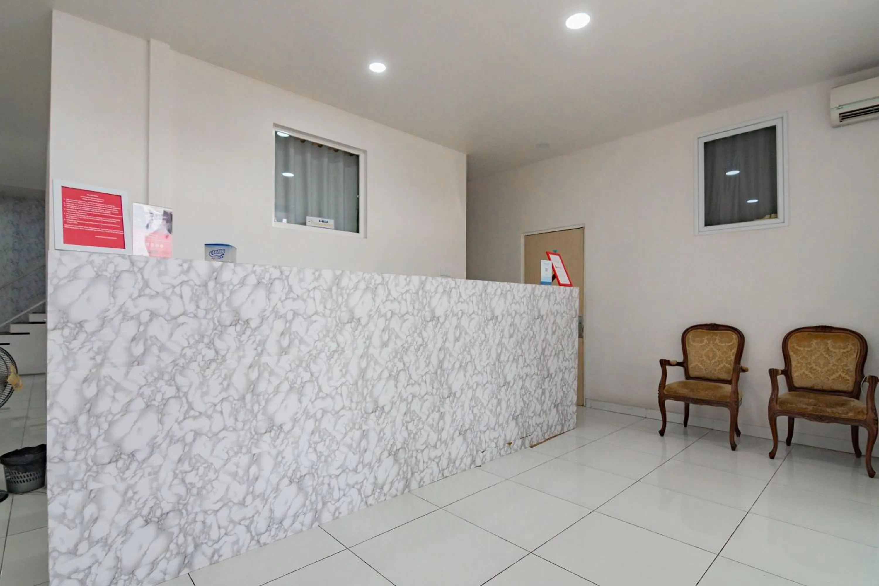 Lobby or reception in RedDoorz near Prujakan Station Cirebon
