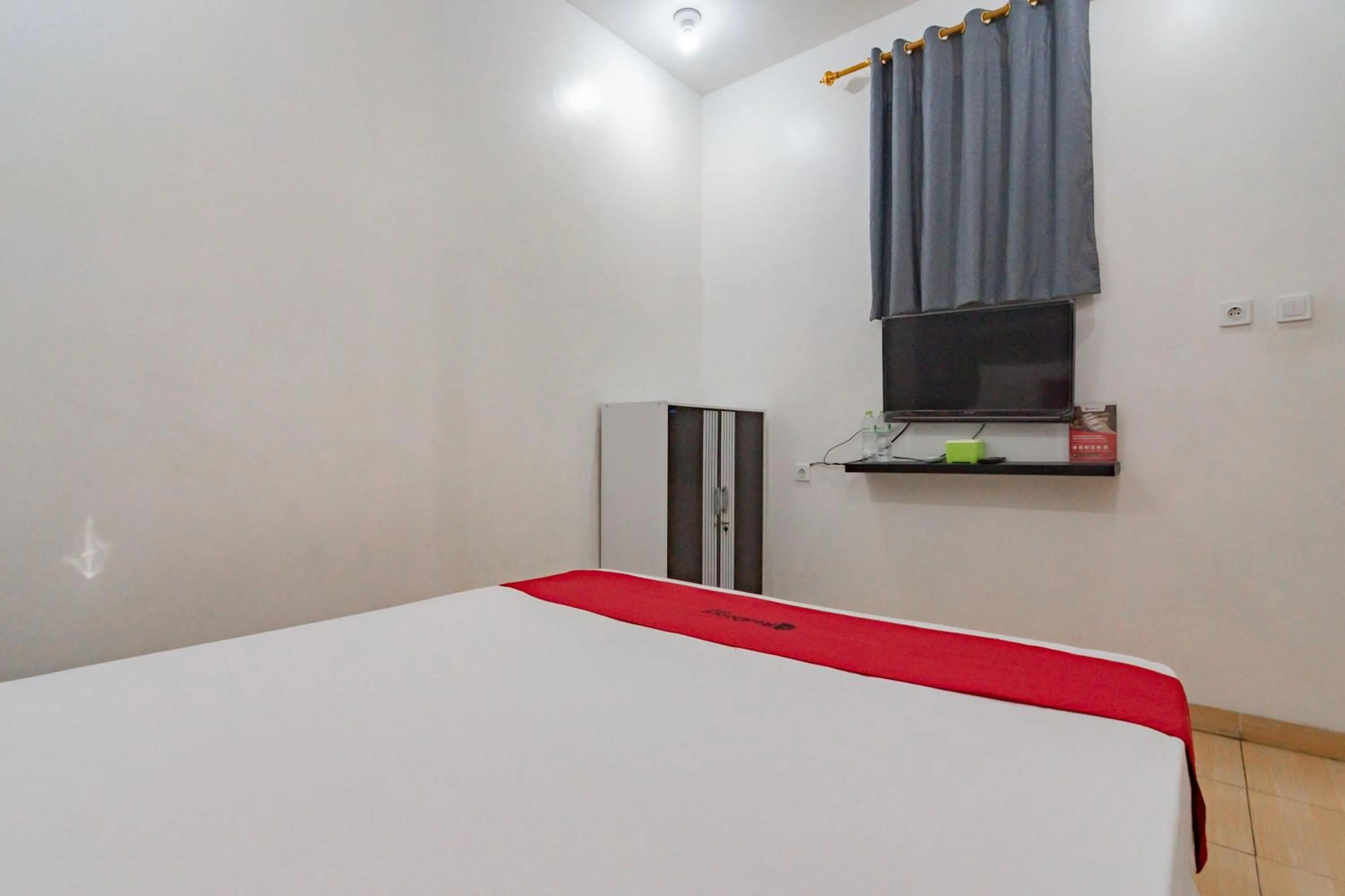 Bedroom, Bed in RedDoorz near Prujakan Station Cirebon