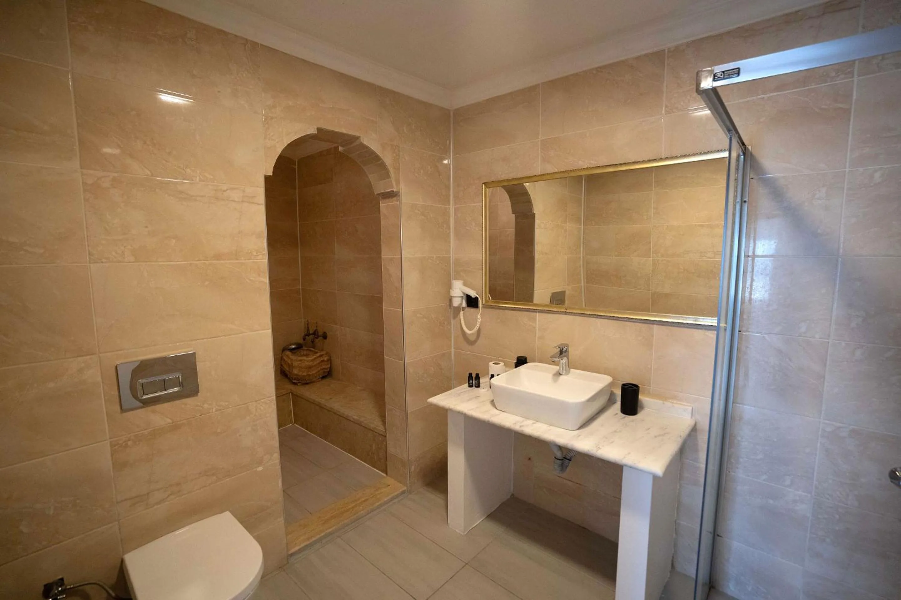 Shower in Çamlık 87 Hotel Ayvalık