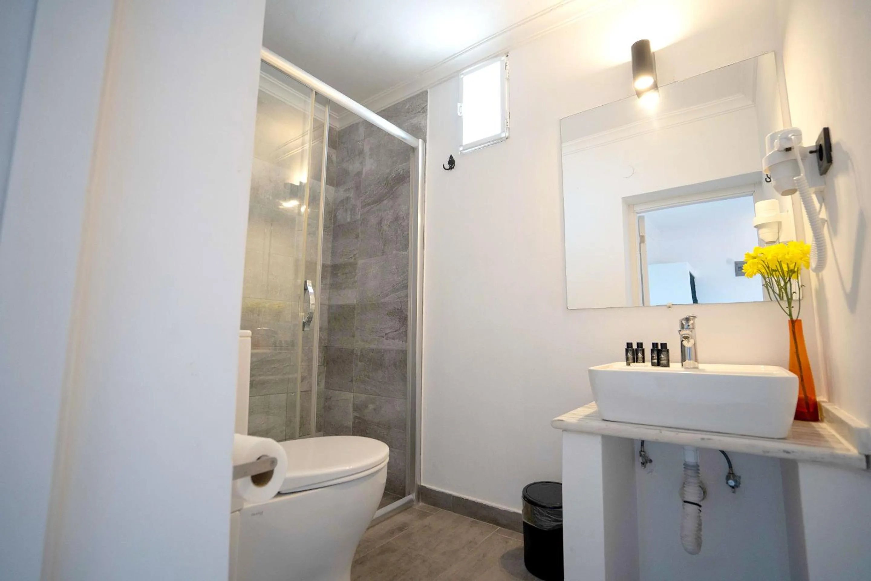 Shower in Çamlık 87 Hotel Ayvalık