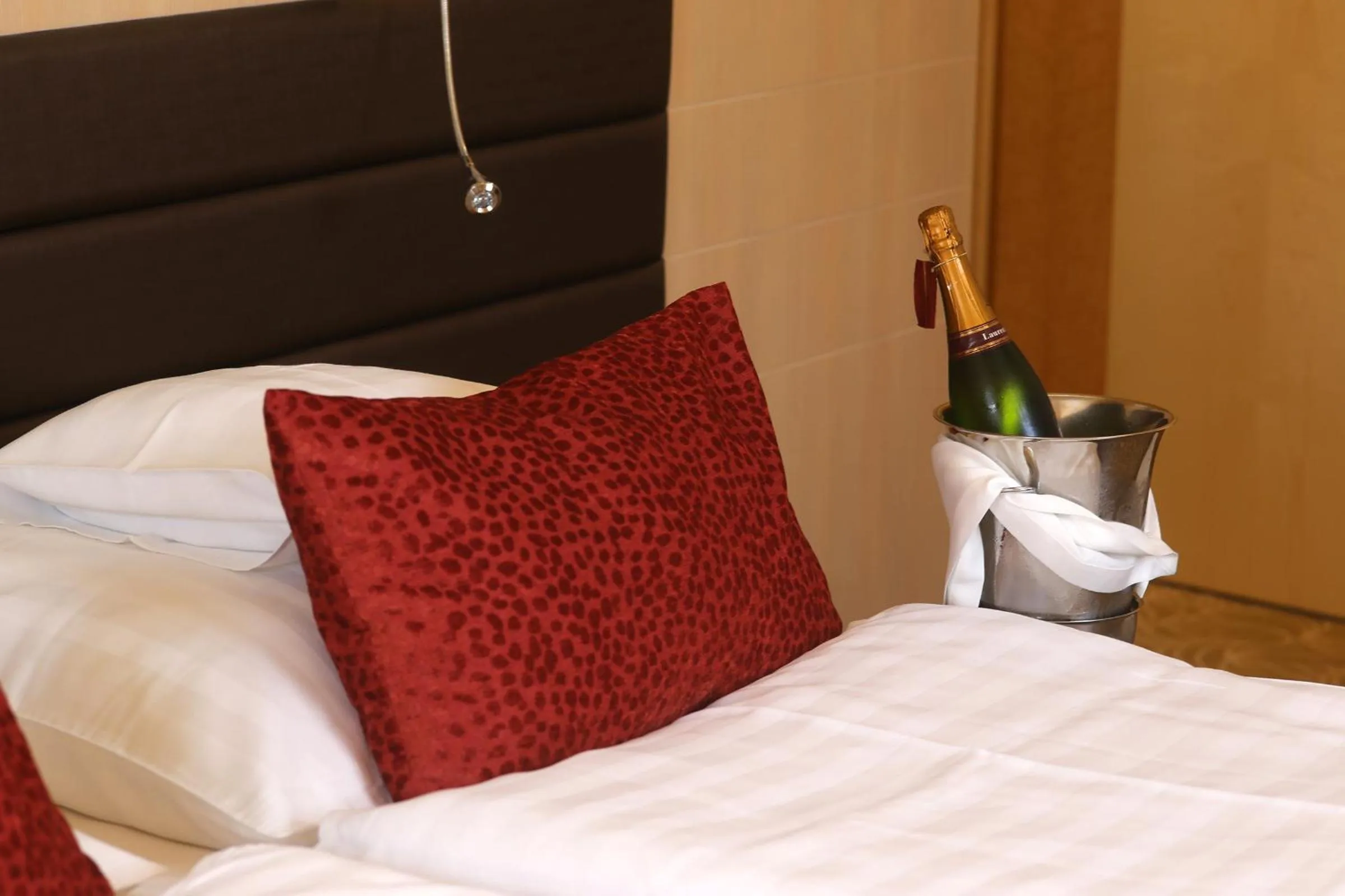 Photo of the whole room, Bed in Hotel Kiss