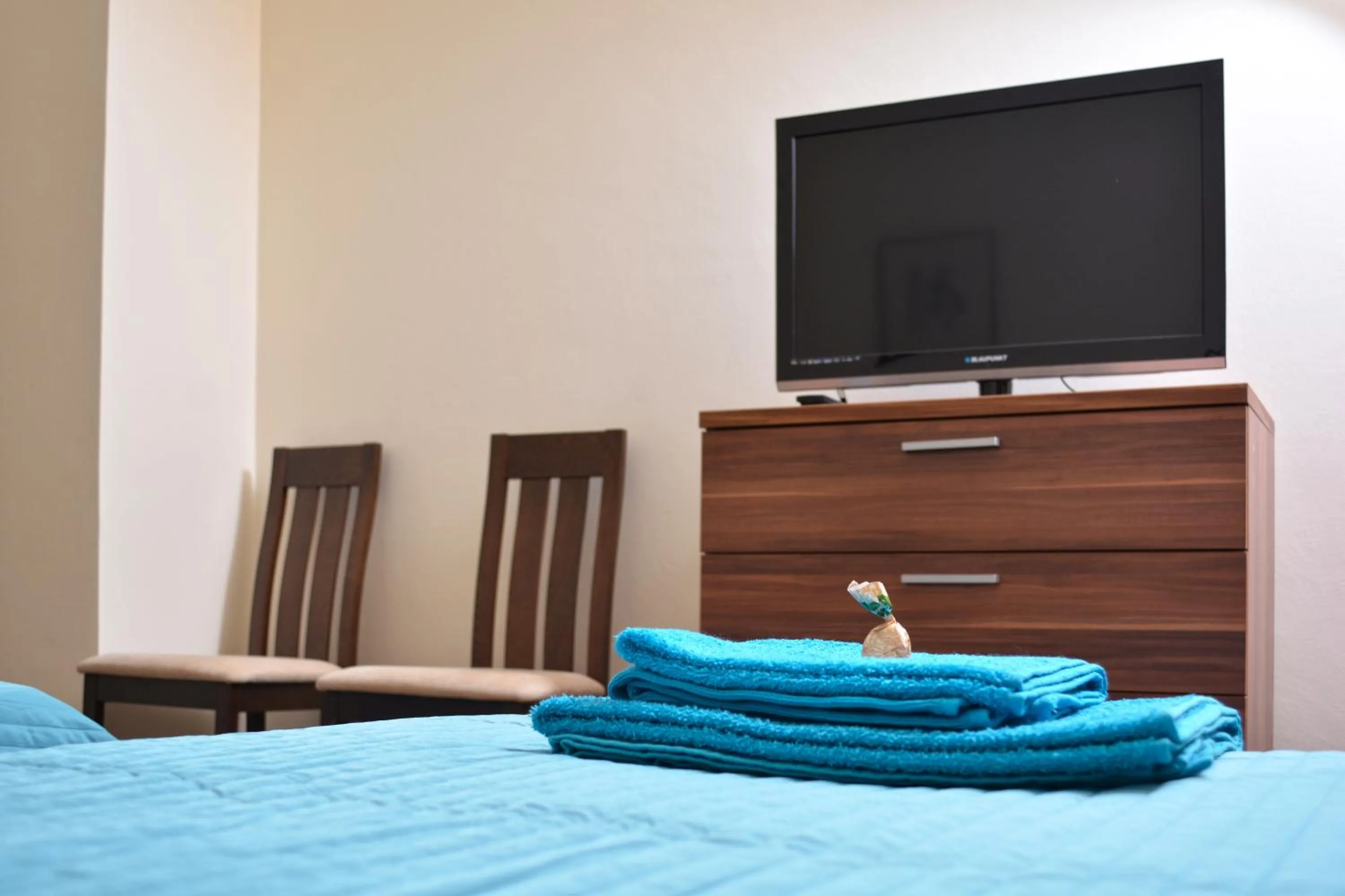 Bedroom, TV/Entertainment Center in Airport Glossel Panzió