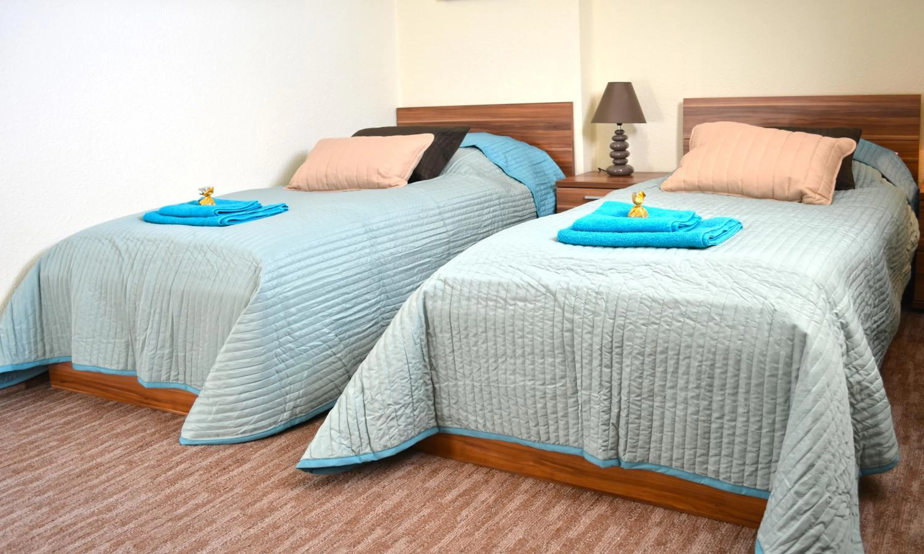 Bed in Airport Glossel Panzió