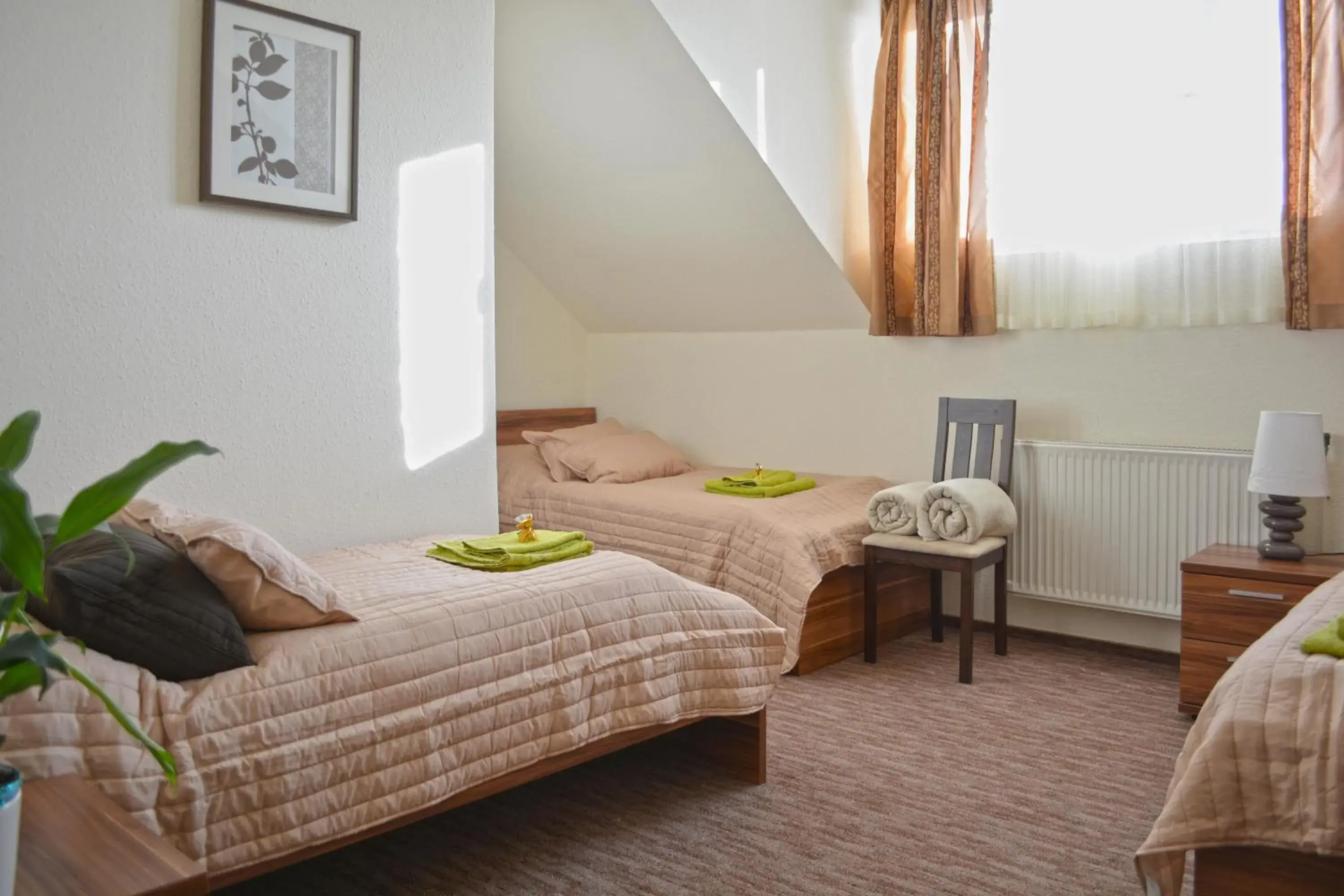 Standard Triple Room in Airport Glossel Panzió Standard Triple Room in Airport Glossel Panzió