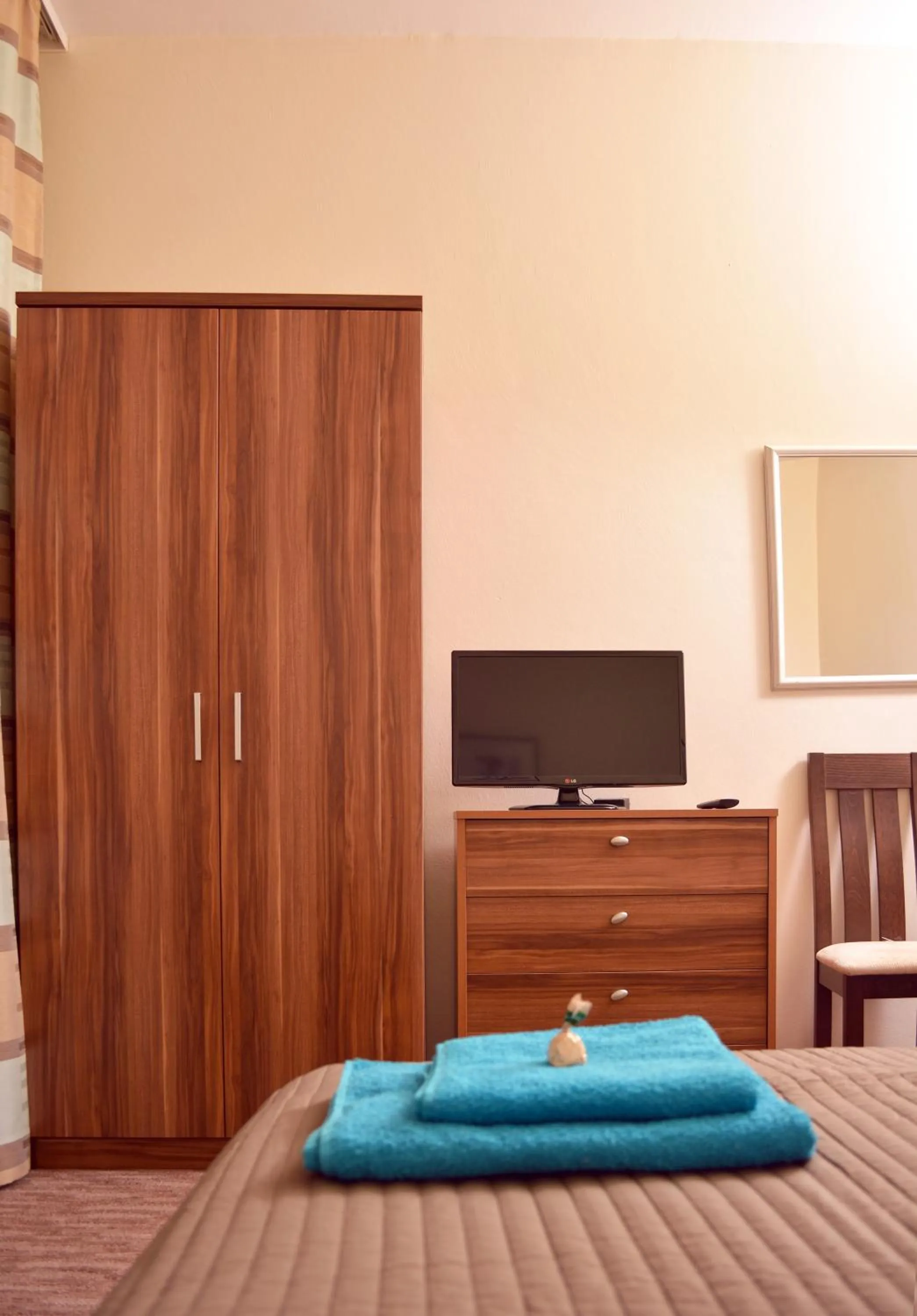 Bedroom, TV/Entertainment Center in Airport Glossel Panzió