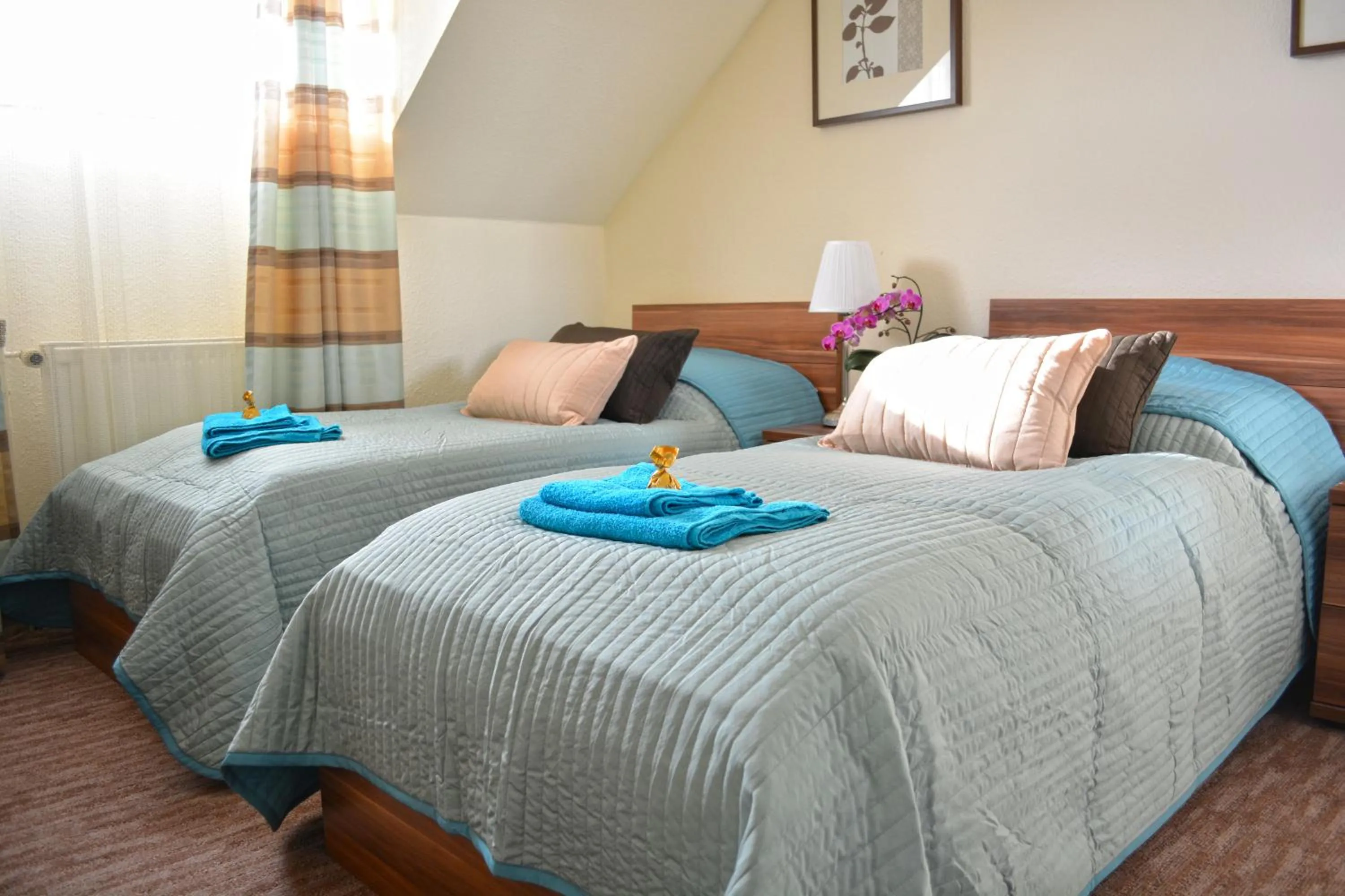 Bedroom in Airport Glossel Panzió