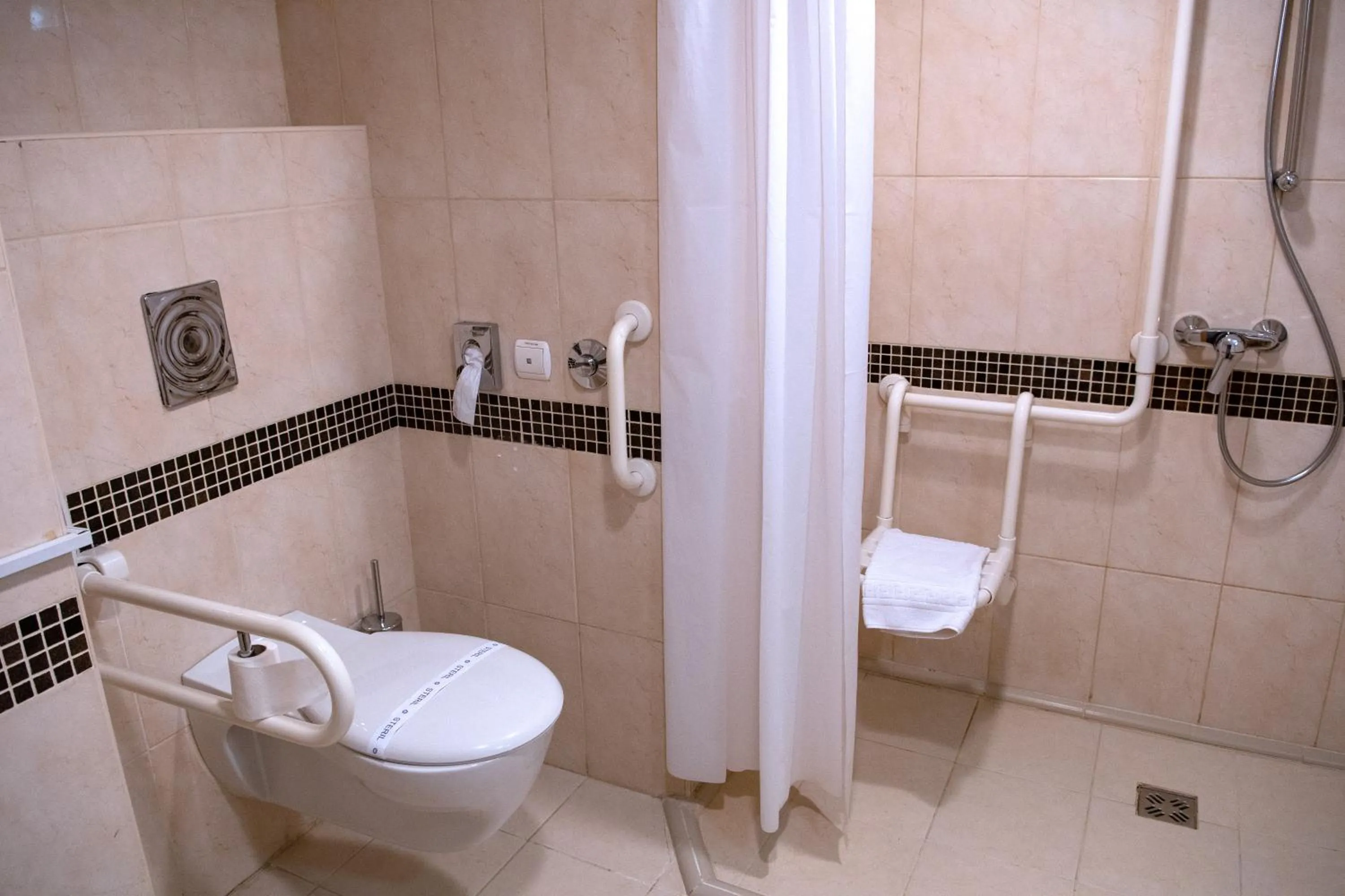 Shower in Hotel Azur Siofok
