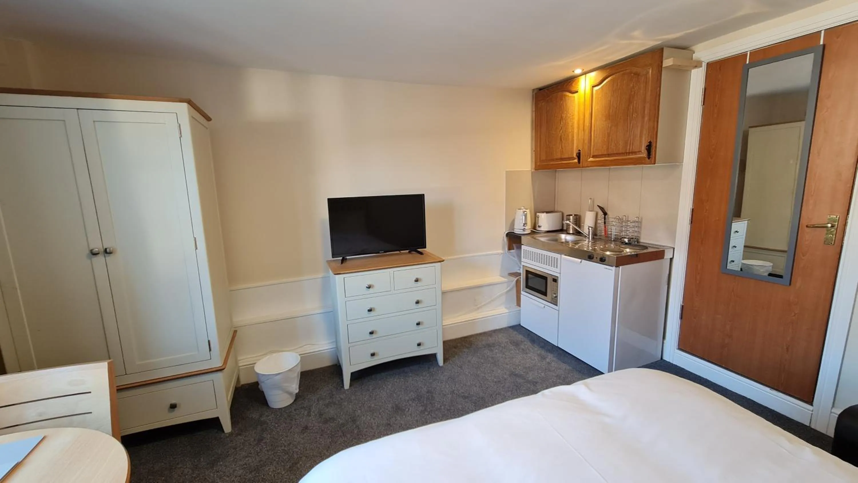 Other, Bed in Grace Apartments - Living Rock