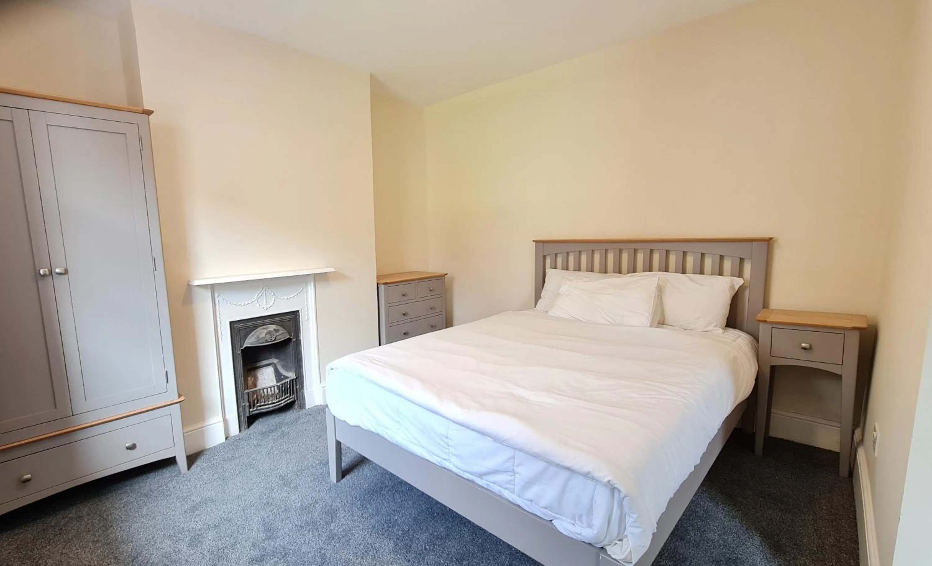 Bedroom, Bed in Grace Apartments - Living Rock