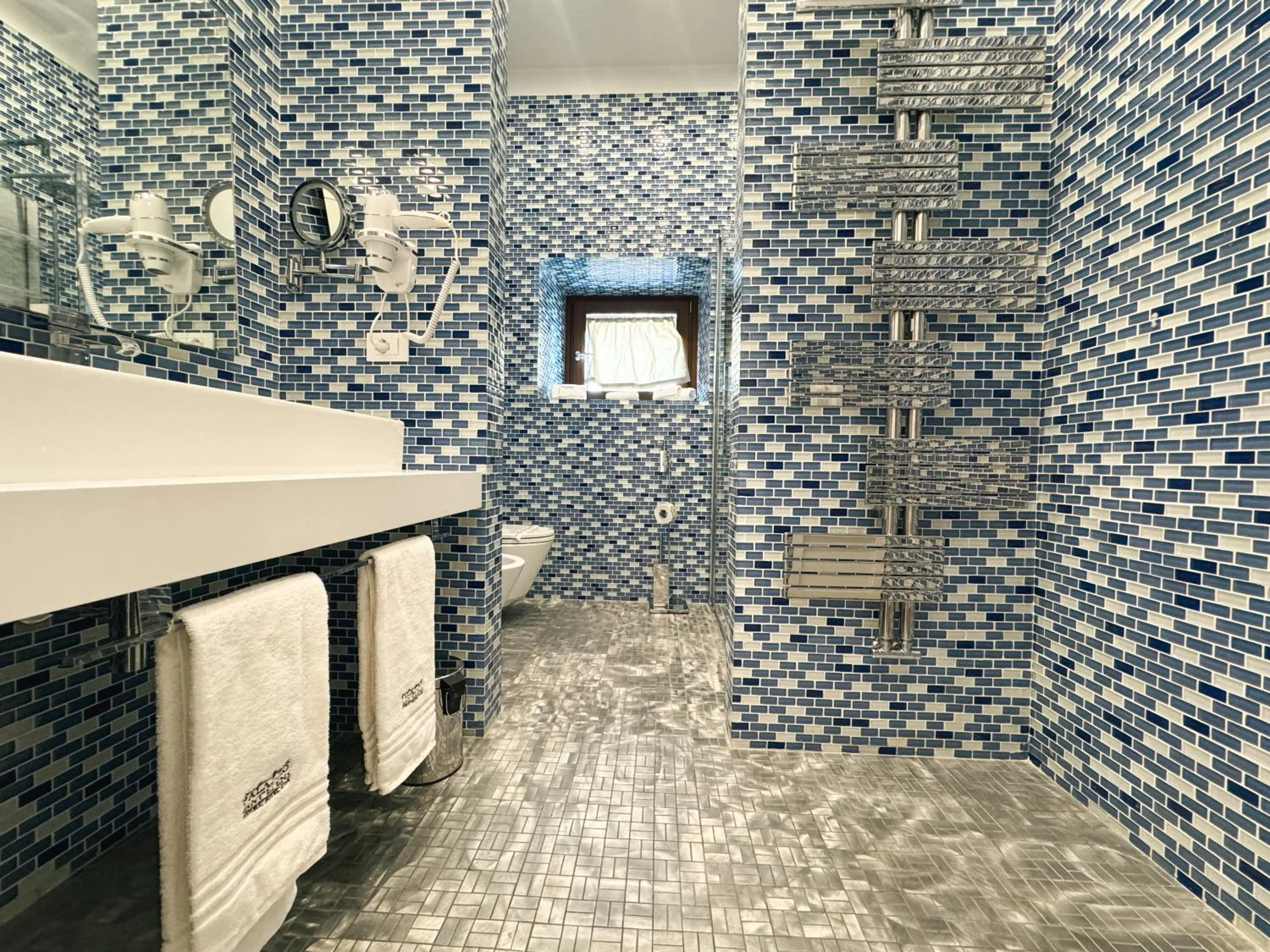 Bathroom in Palazzo Sant'Elena Historic Hotel