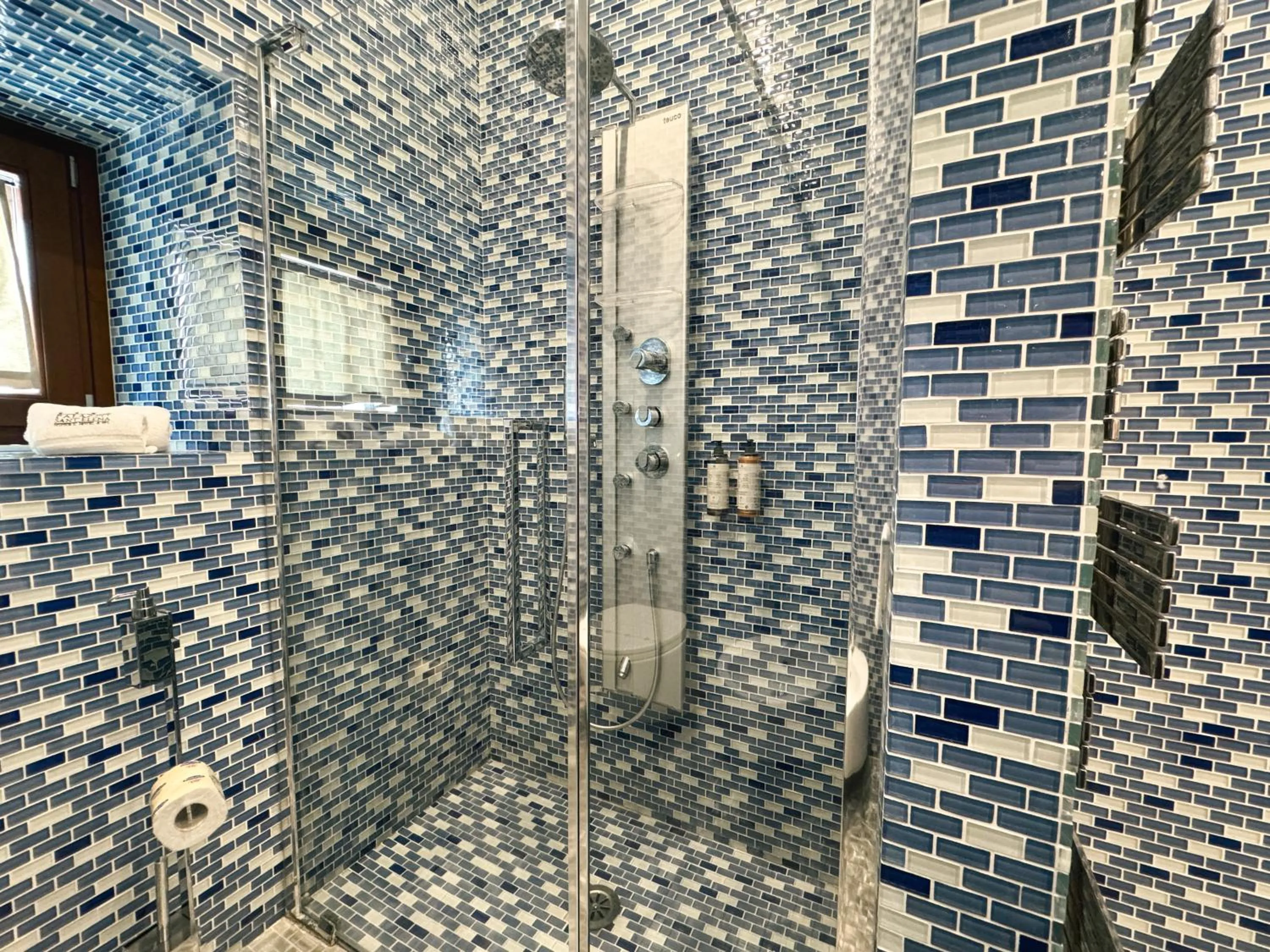 Shower in Palazzo Sant'Elena Historic Hotel
