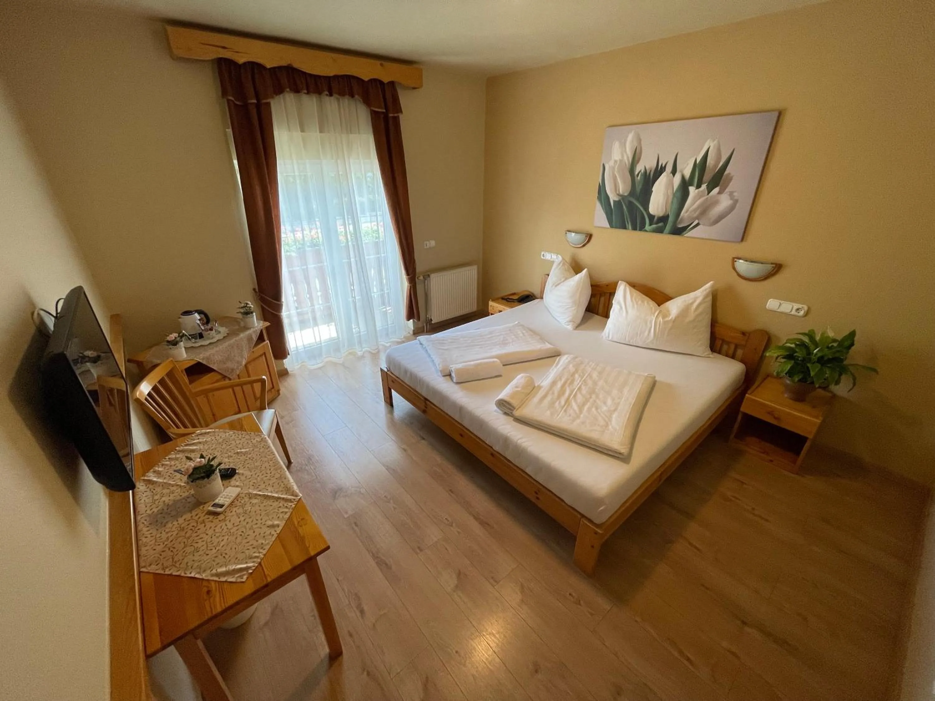 Bedroom, Bed in Hotel Karin