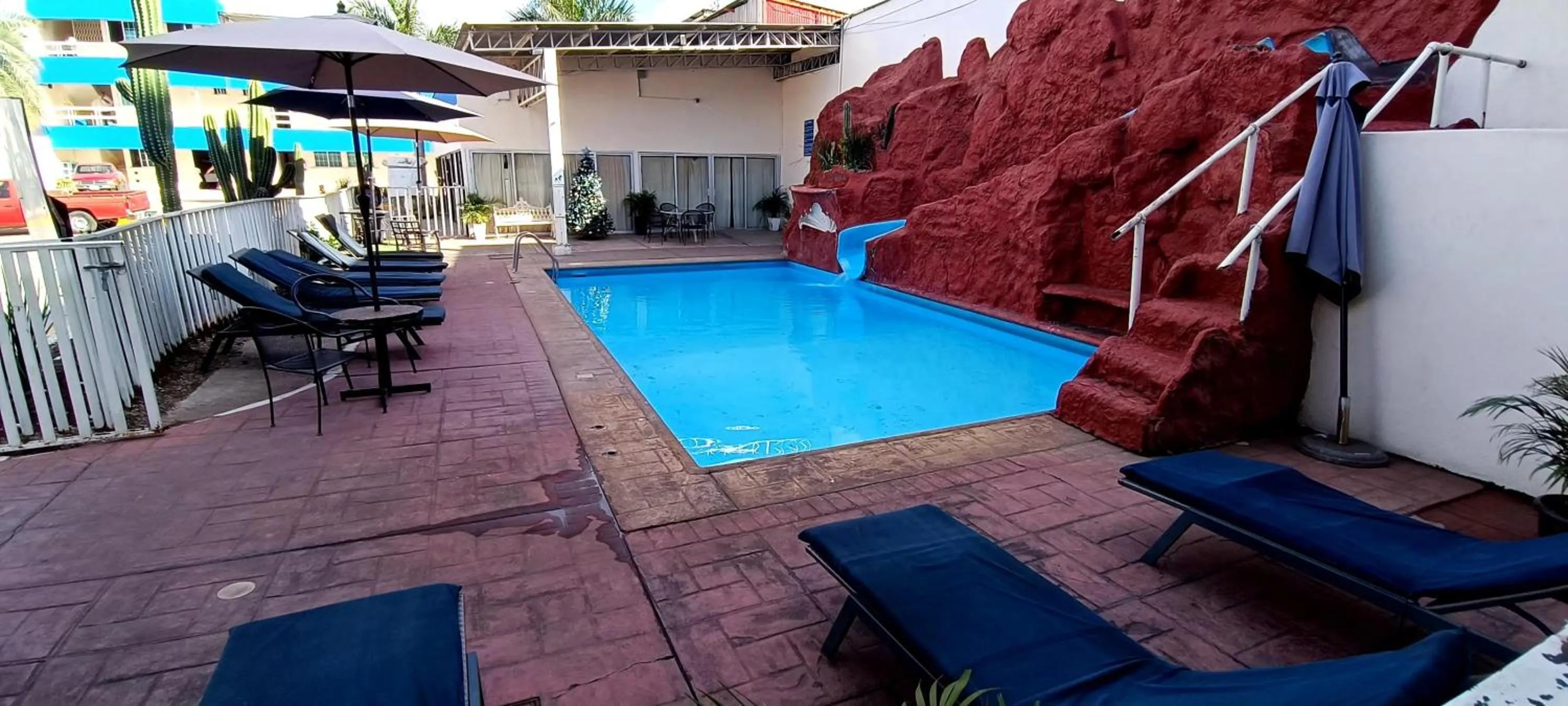 Swimming pool in Hotel Confort Plaza