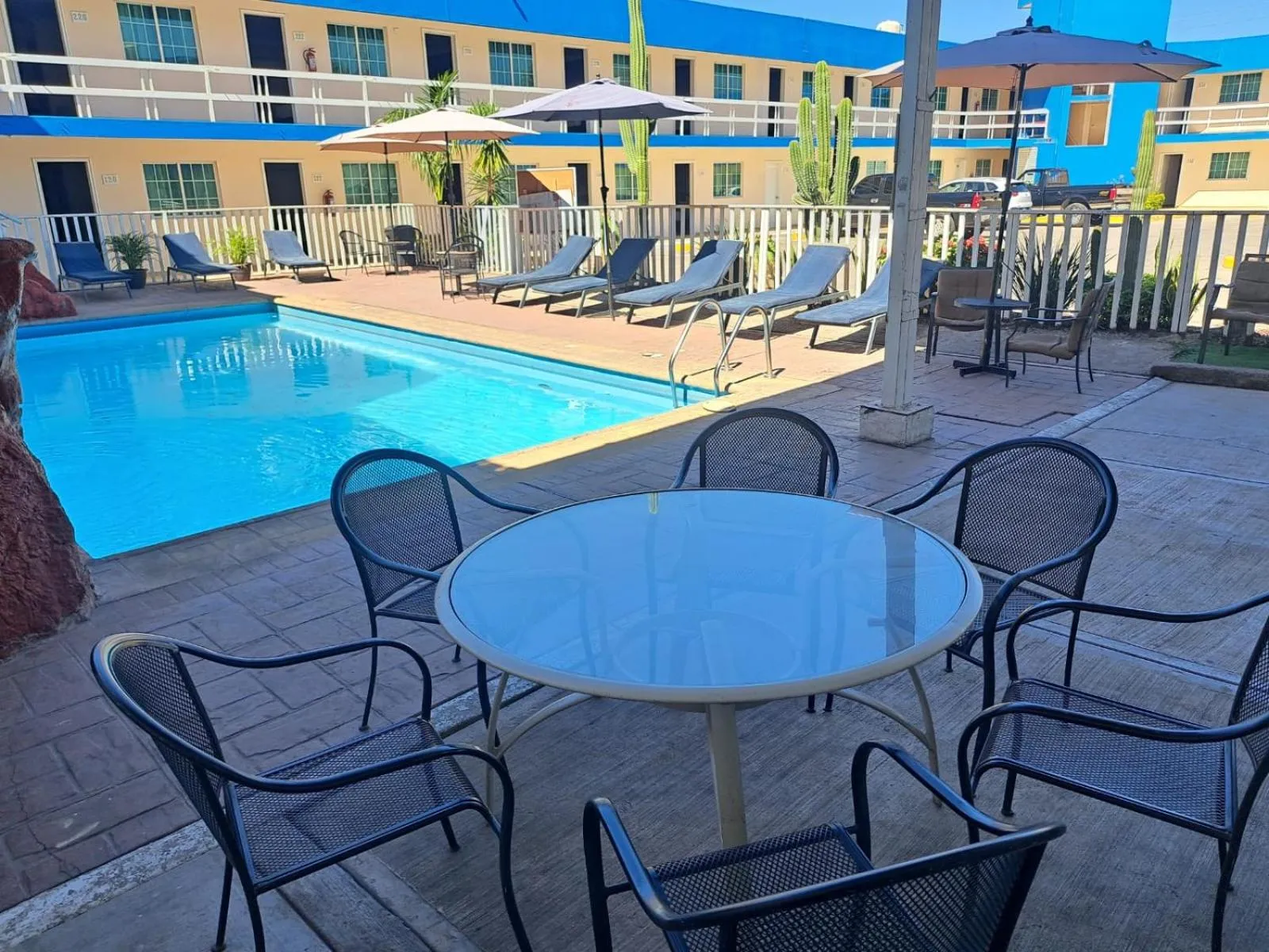 Swimming pool in Hotel Confort Plaza