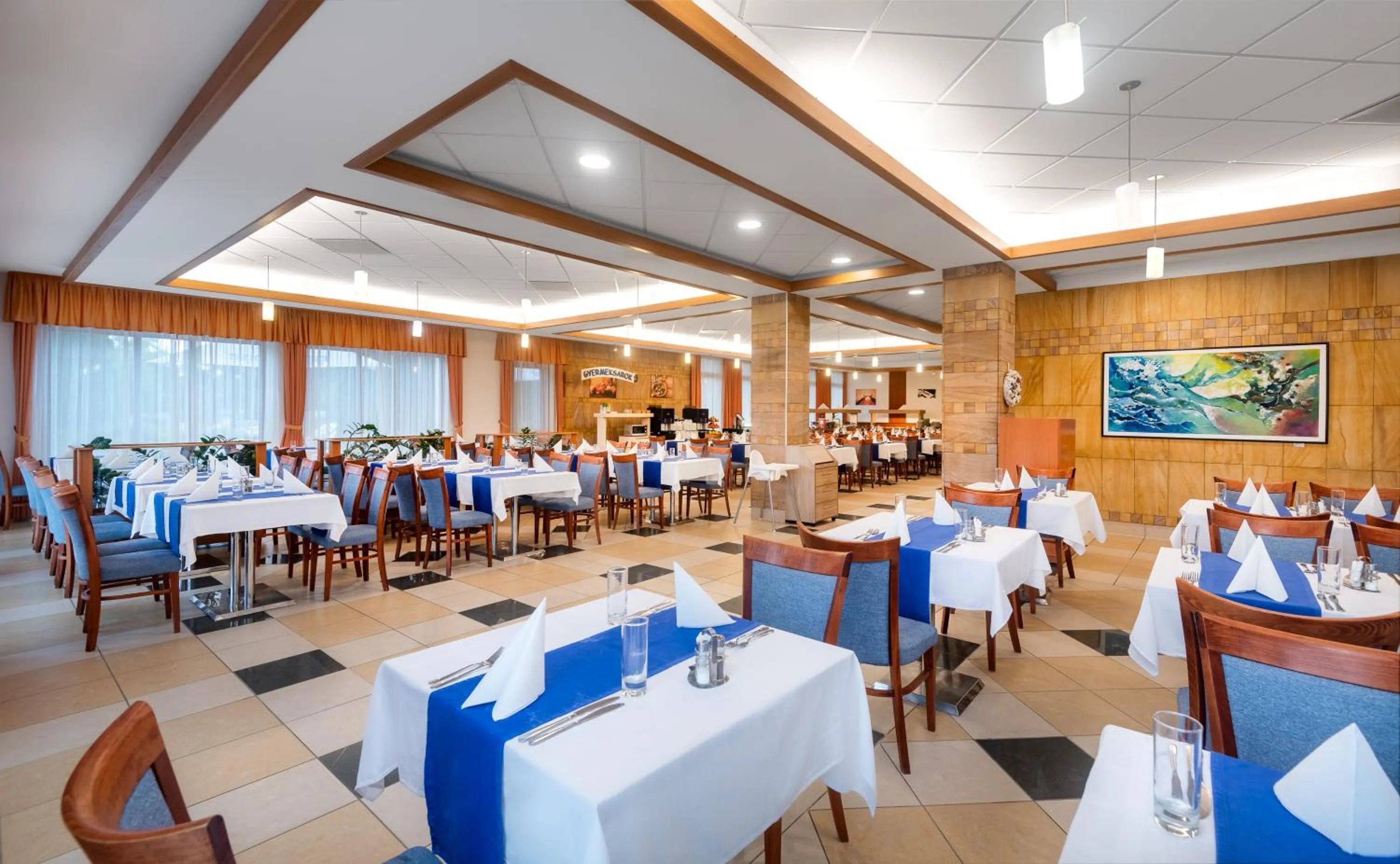 Restaurant/places to eat in Aquarell Hotel