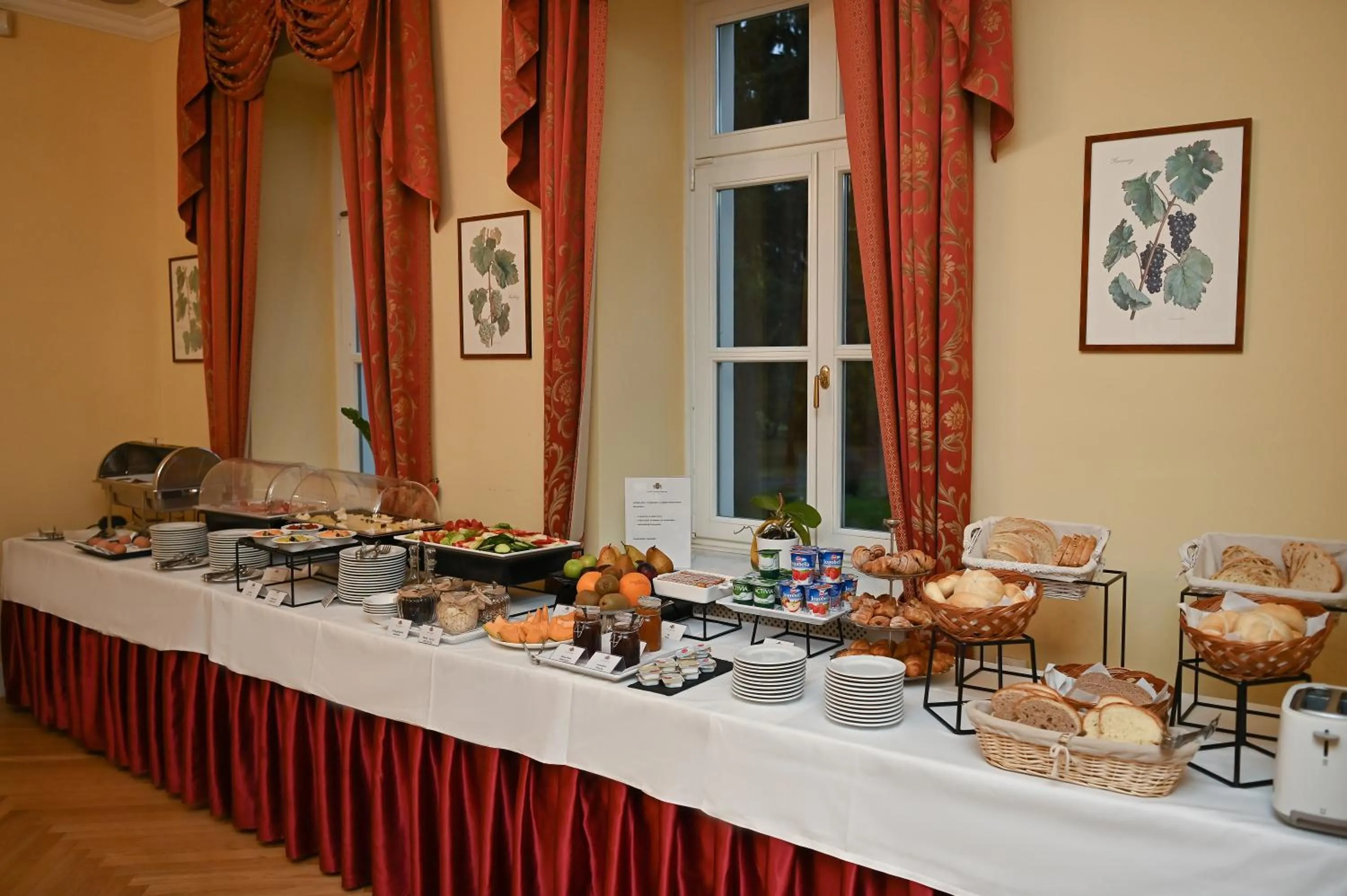 Breakfast in Castle Hotel Grof Degenfeld Superior