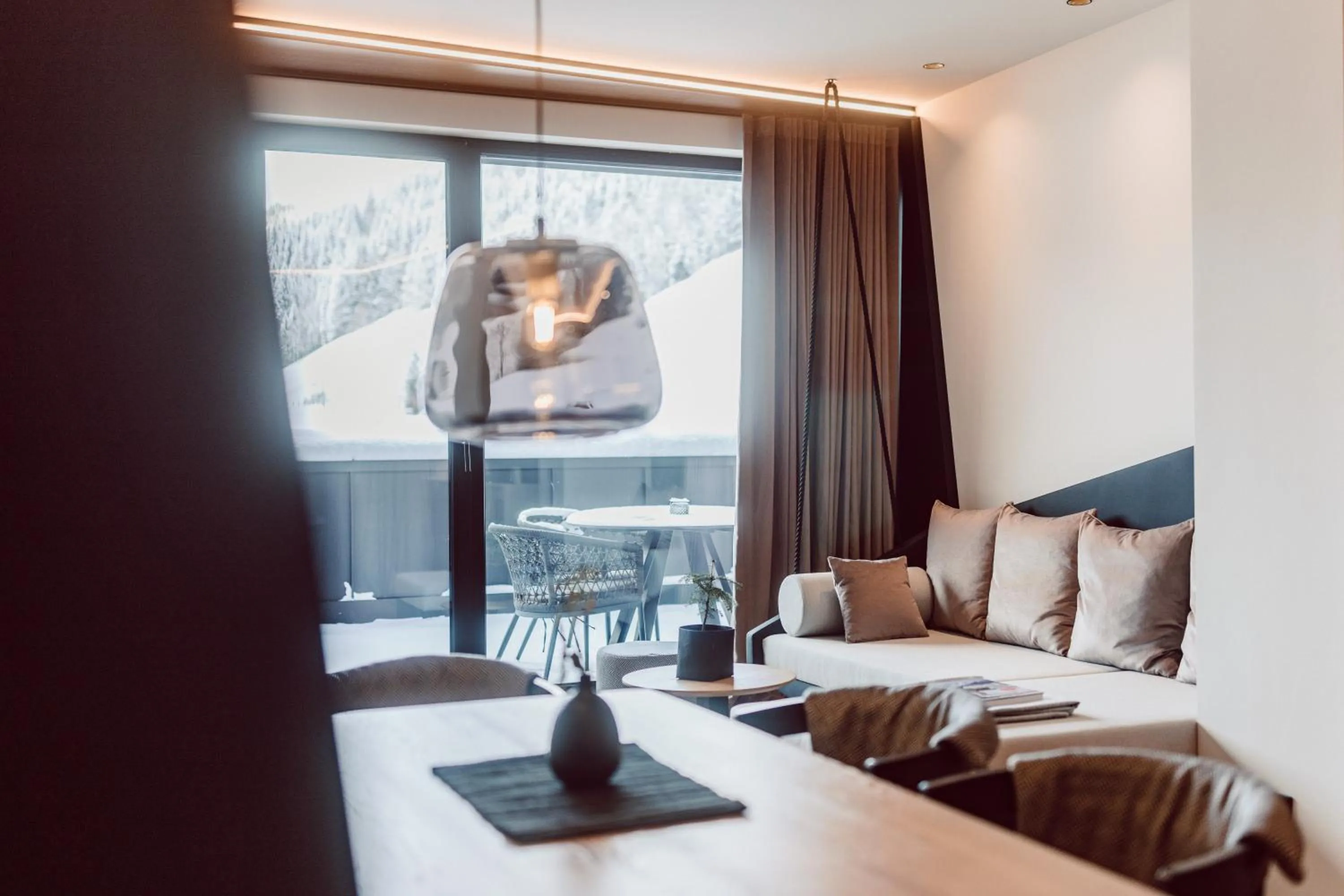 Seating area in JoAnn suites & apart