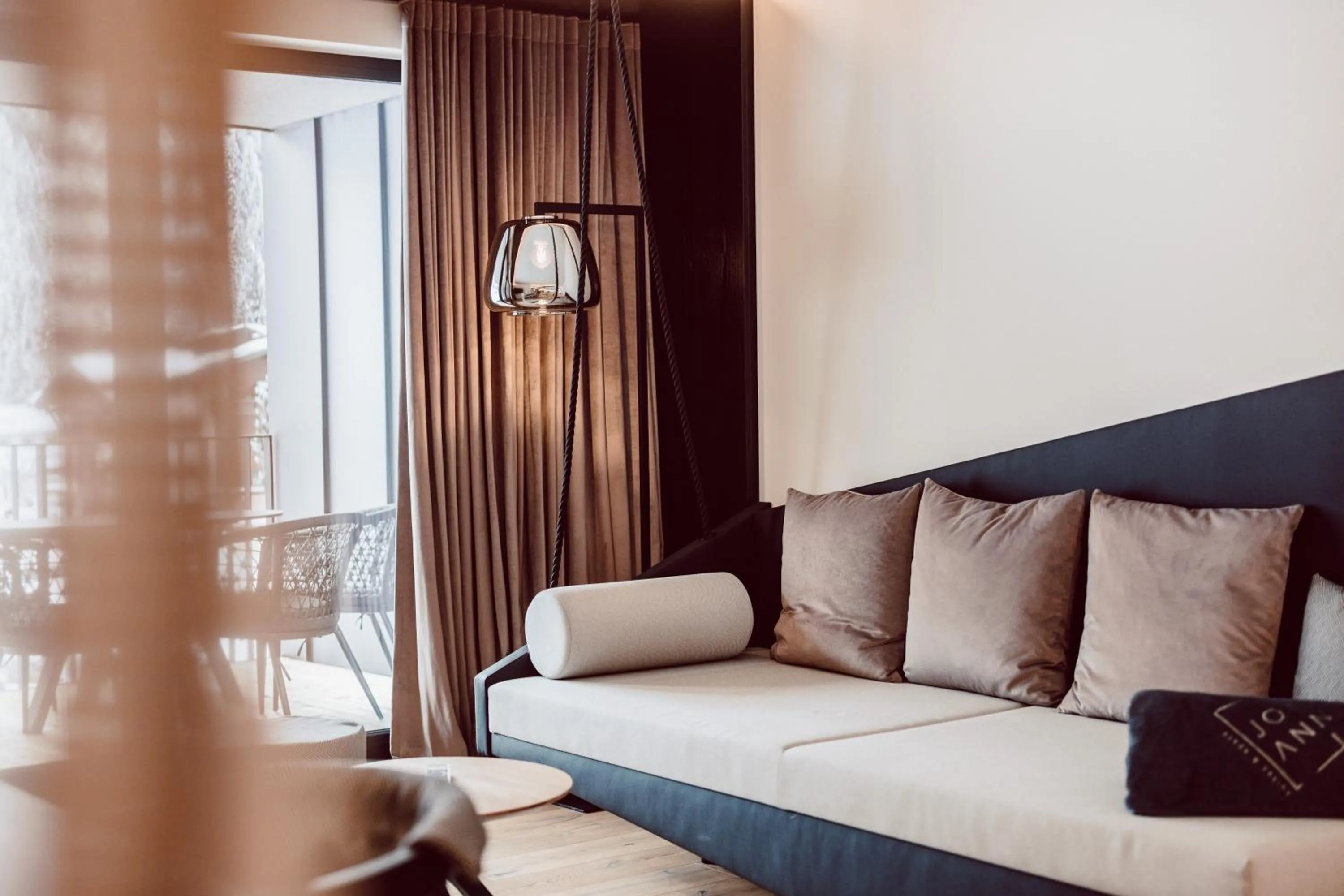 Seating area in JoAnn suites & apart