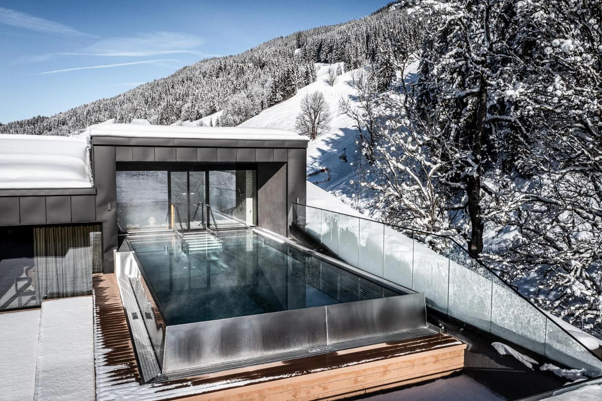 Swimming pool in JoAnn suites & apart