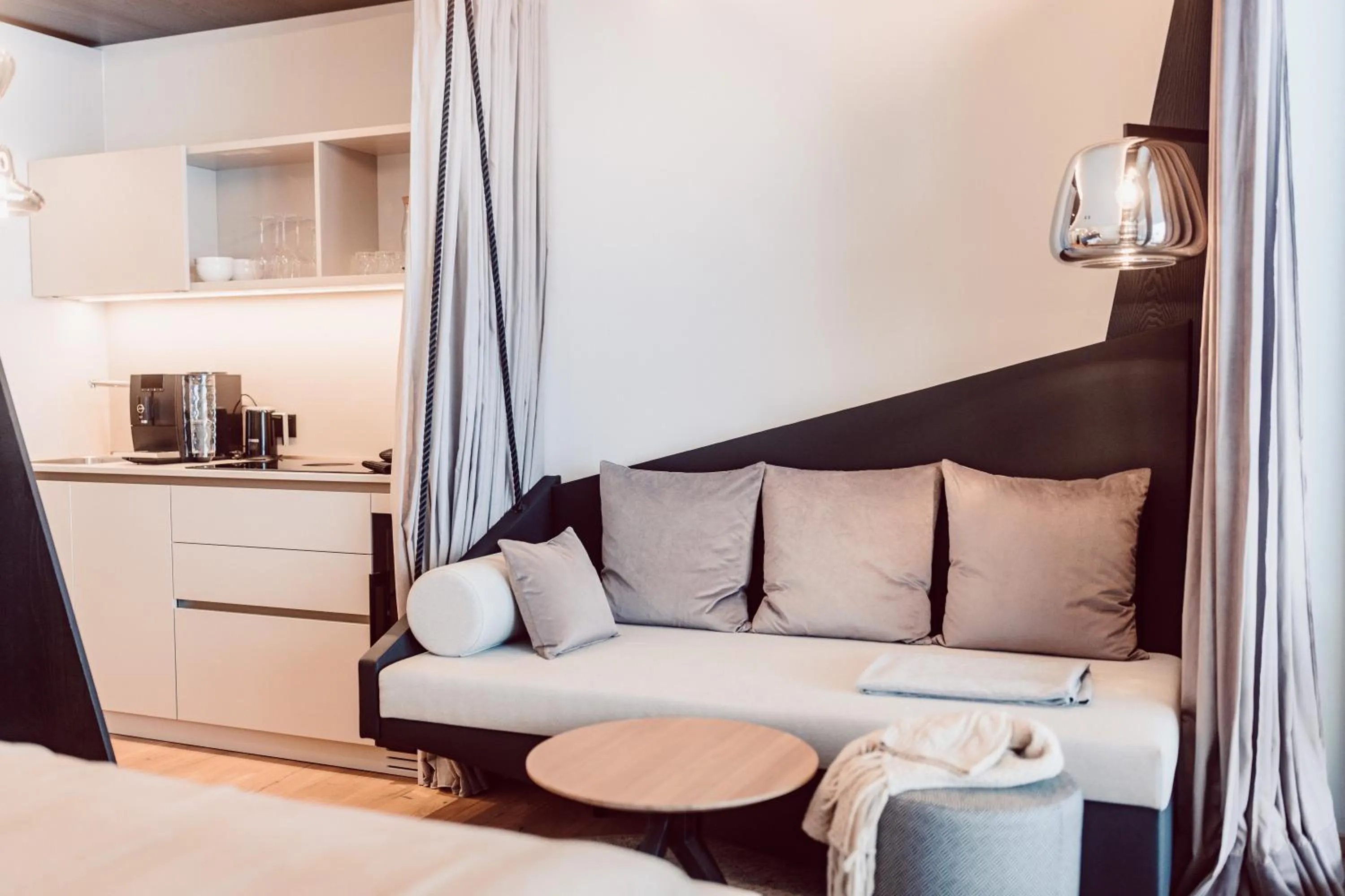 Seating area in JoAnn suites & apart