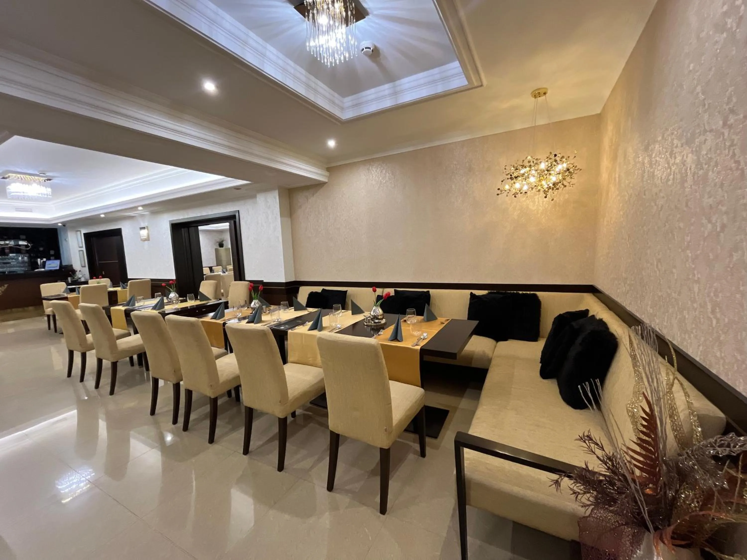 Restaurant/places to eat in Hotel Aurum