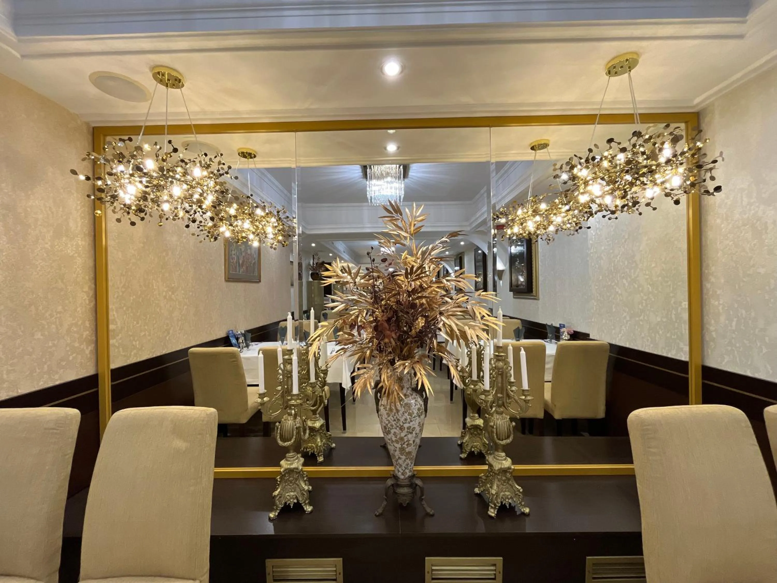 Restaurant/places to eat in Hotel Aurum