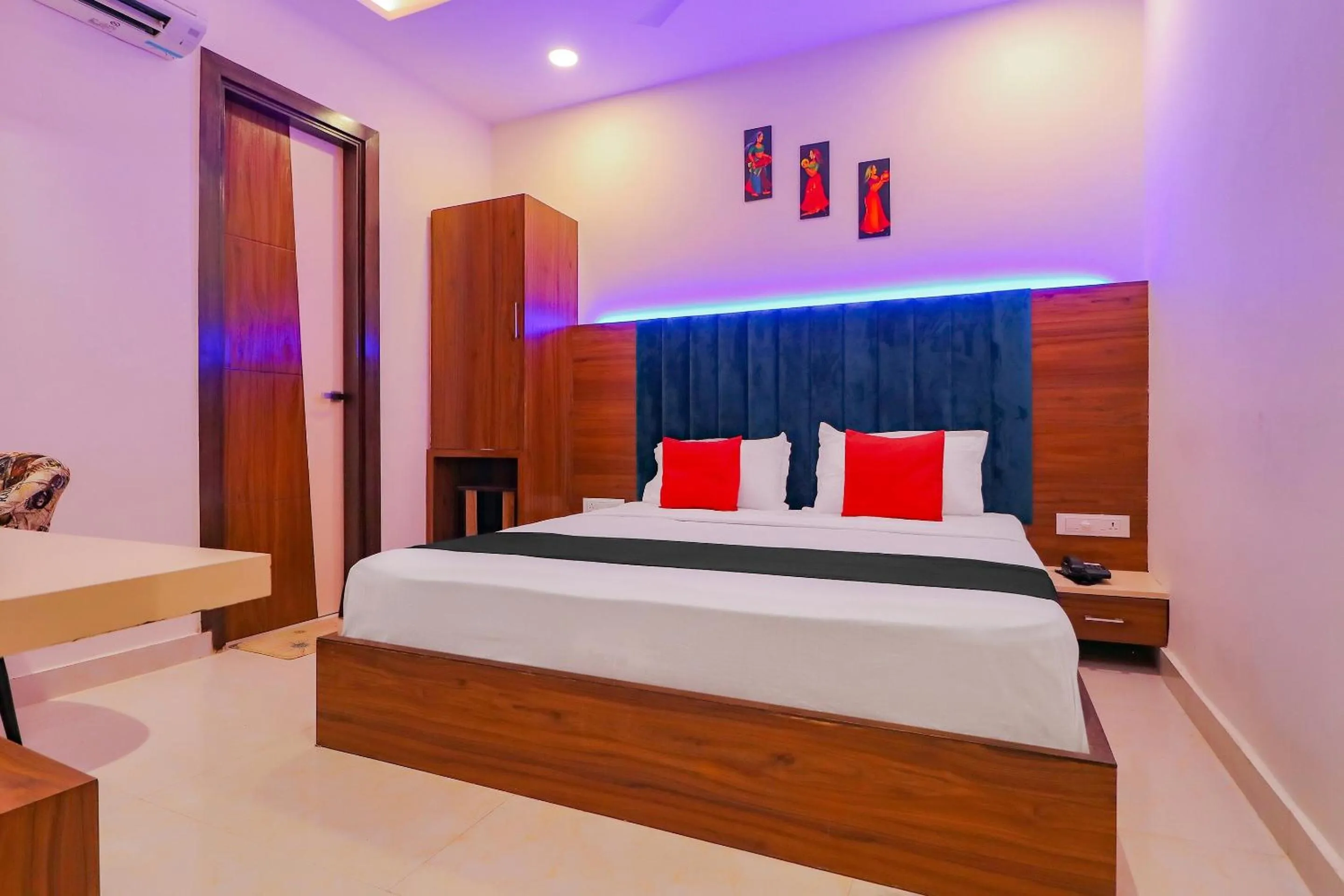 Bedroom in Capital O Western Galaxy