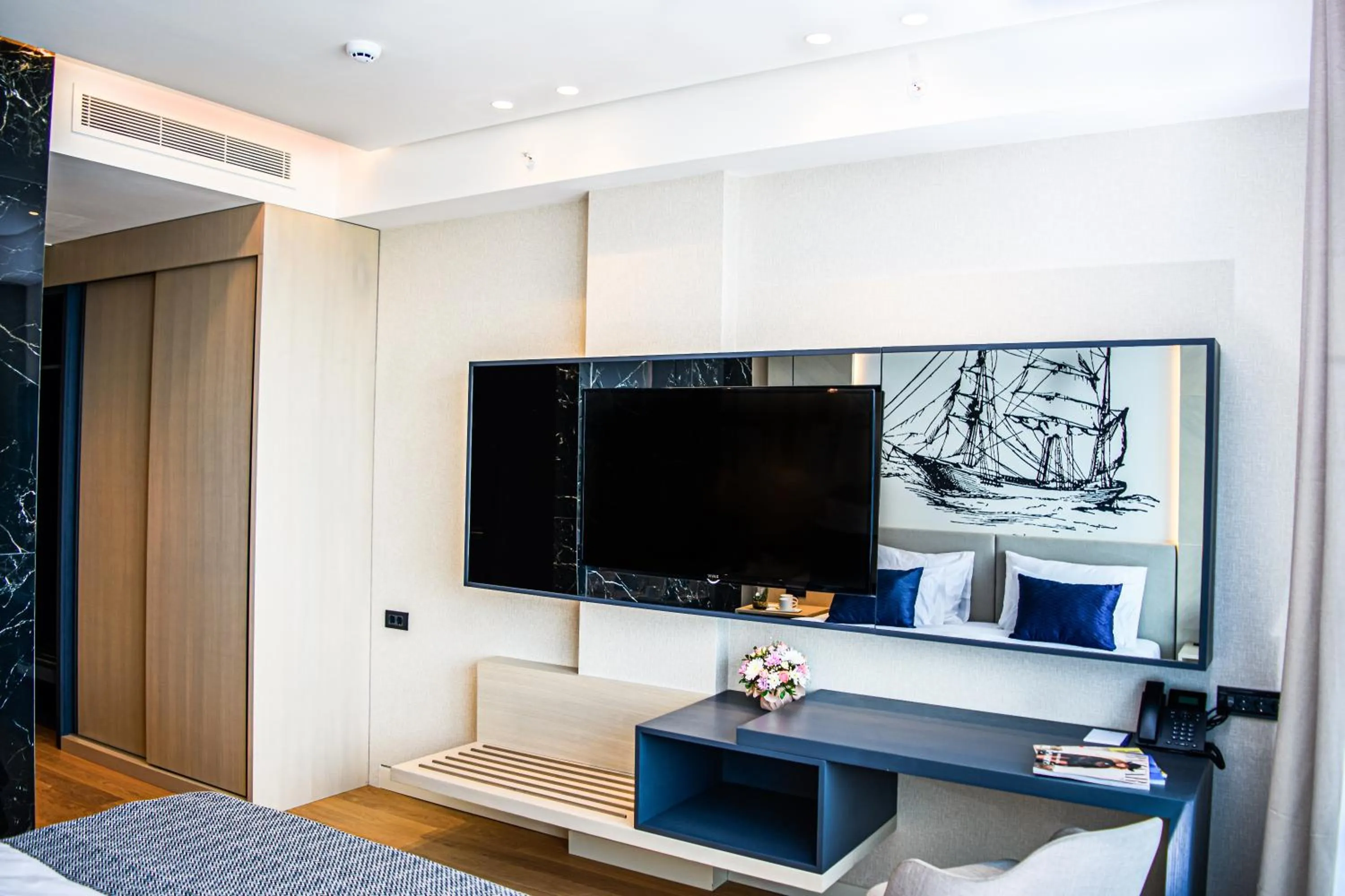 Photo of the whole room, Bed in Katamare Hotel