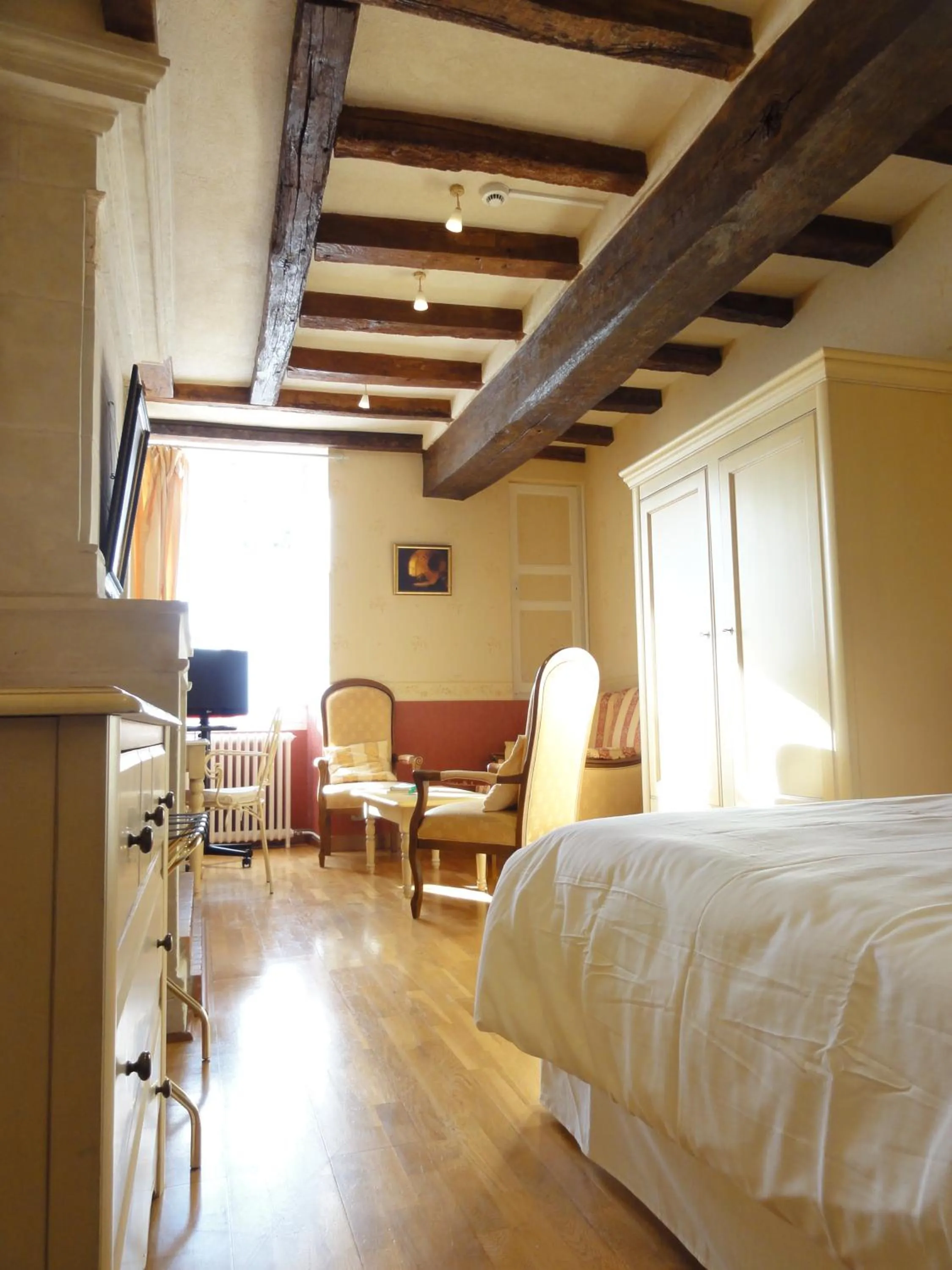 Living room, Bed in Logis Manoir De La Giraudière