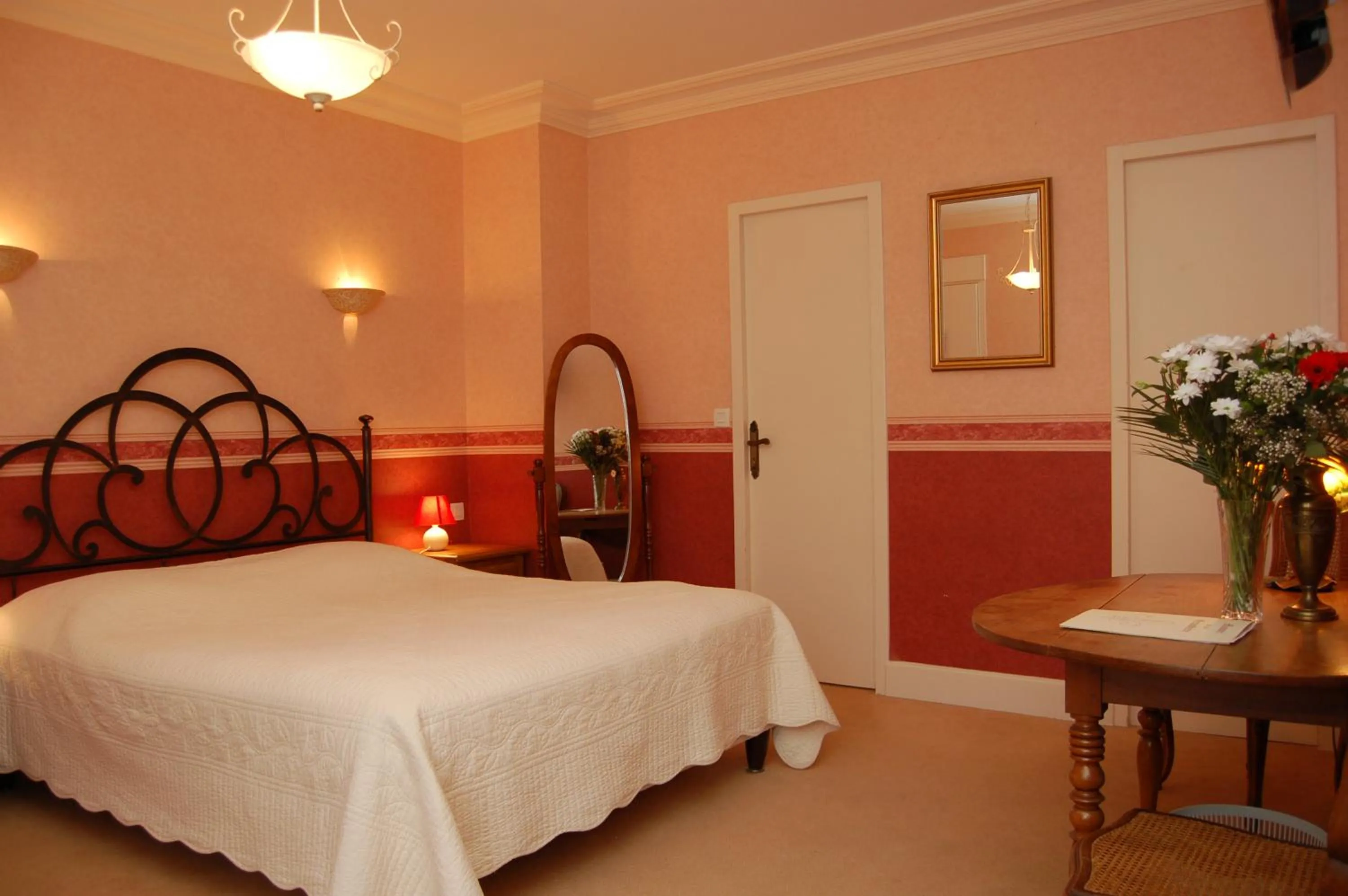 Bedroom, Bed in Logis Manoir De La Giraudière