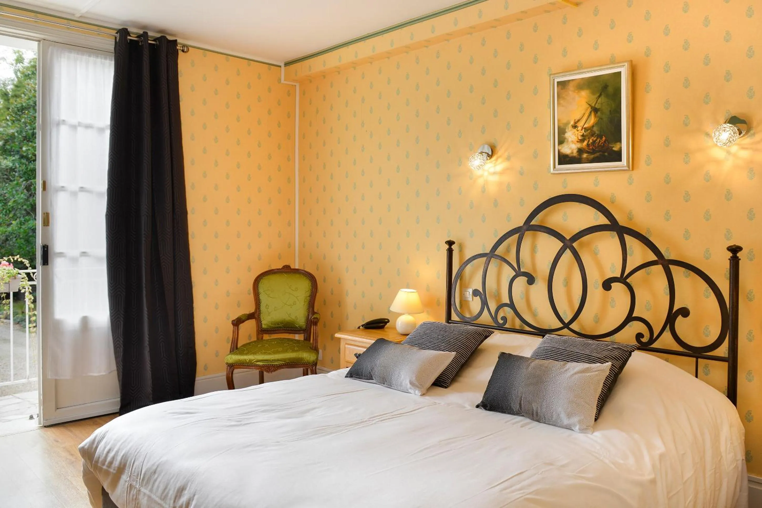 Bed in Logis Manoir De La Giraudière