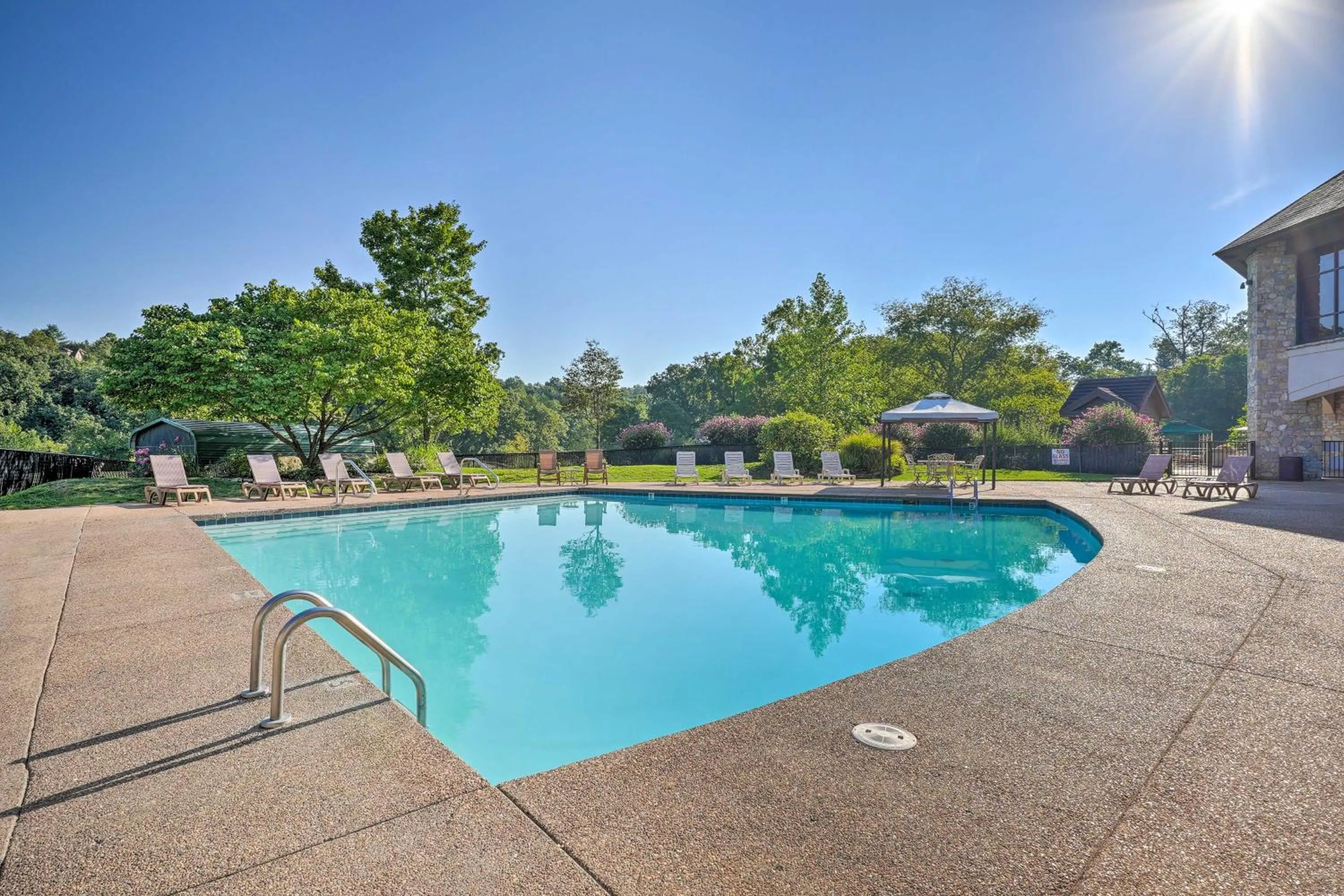 Relax Fireside Getaway 2 Mi to Silver Dollar City