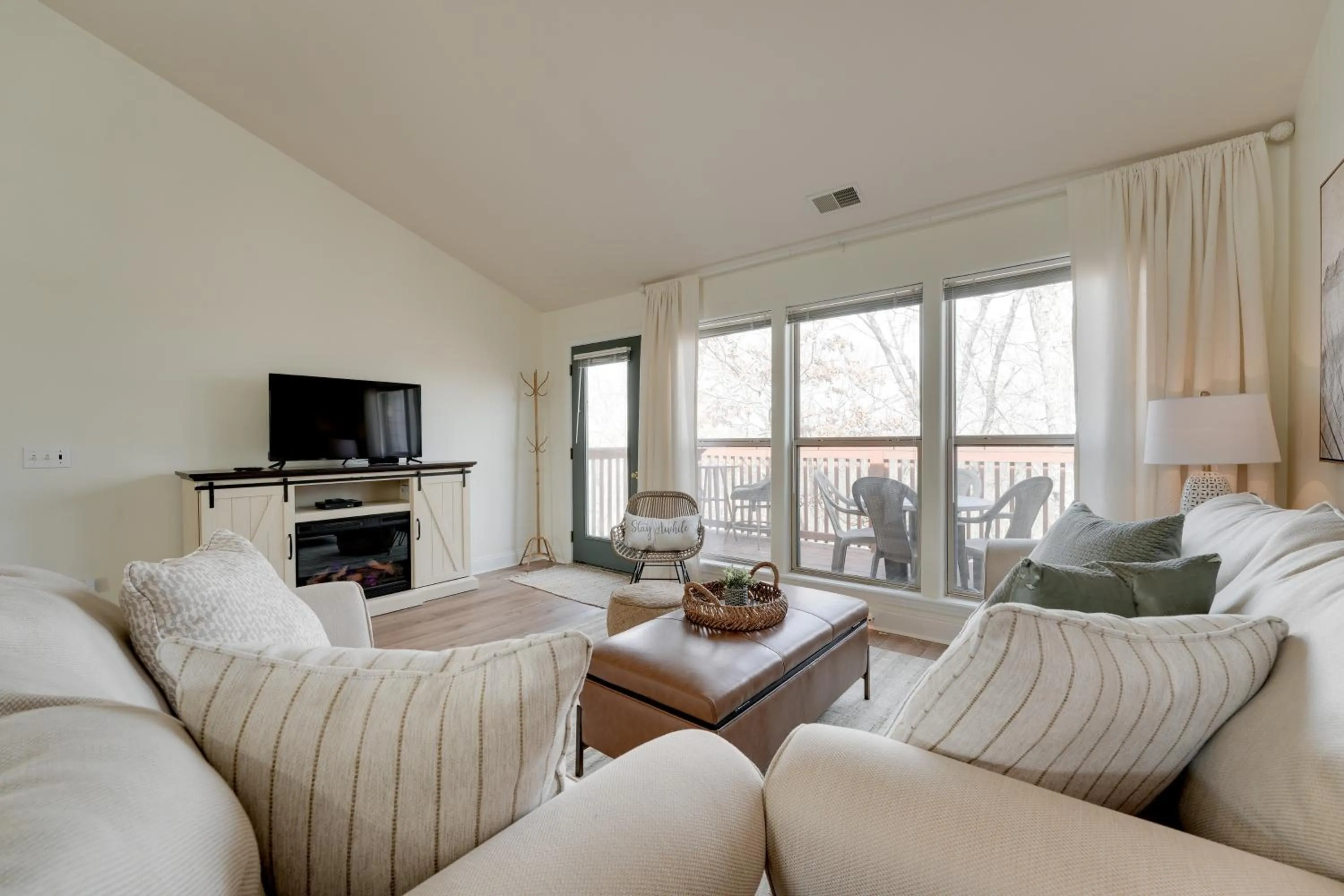 Relax Fireside Getaway 2 Mi to Silver Dollar City