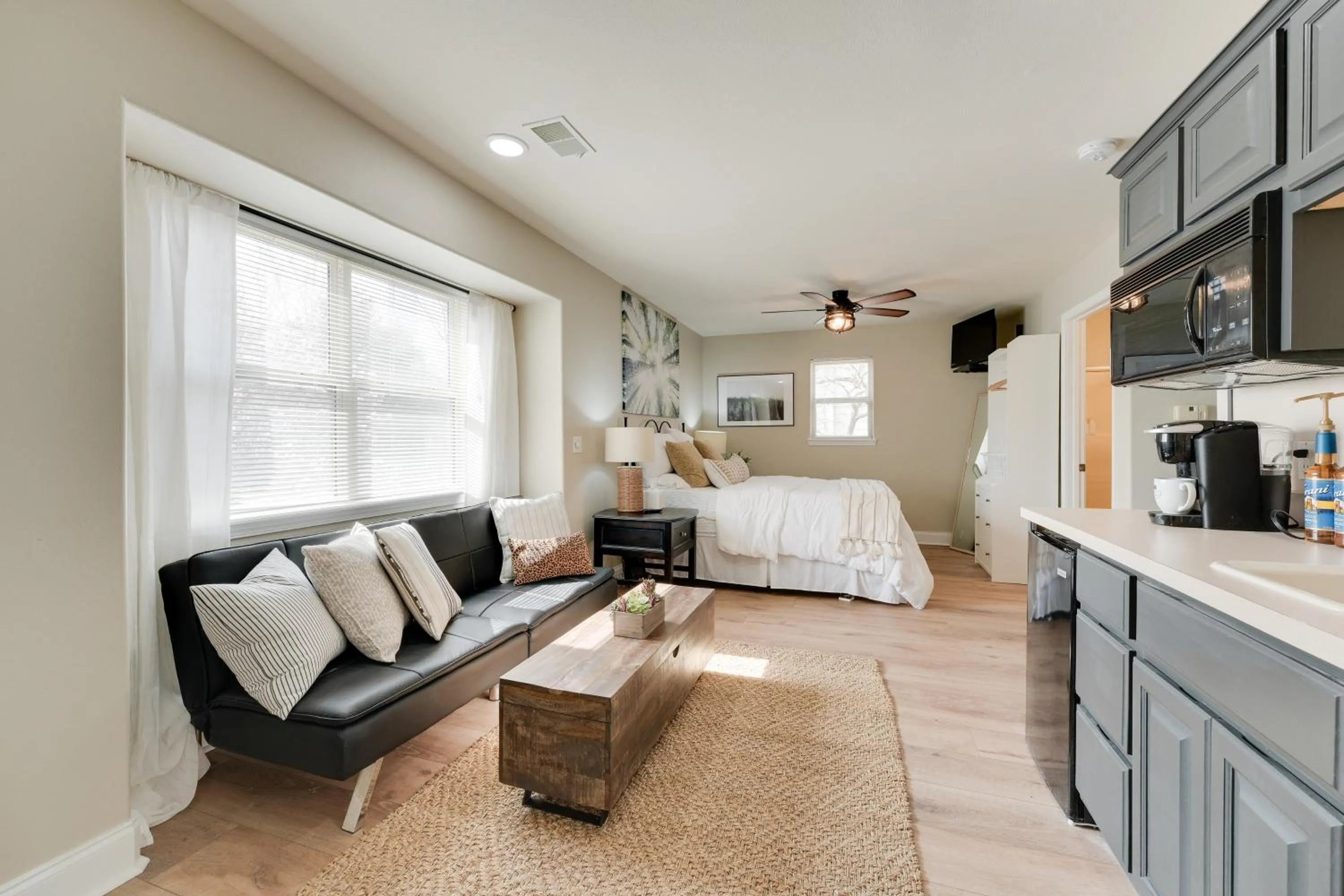 Bed in Relax Fireside Getaway 2 Mi to Silver Dollar City