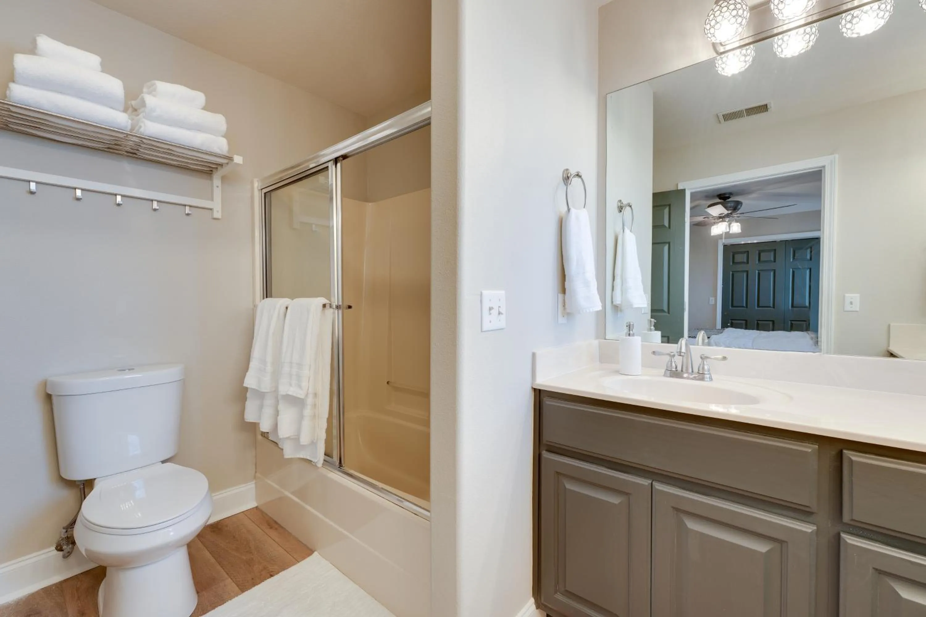 Relax Fireside Getaway 2 Mi to Silver Dollar City