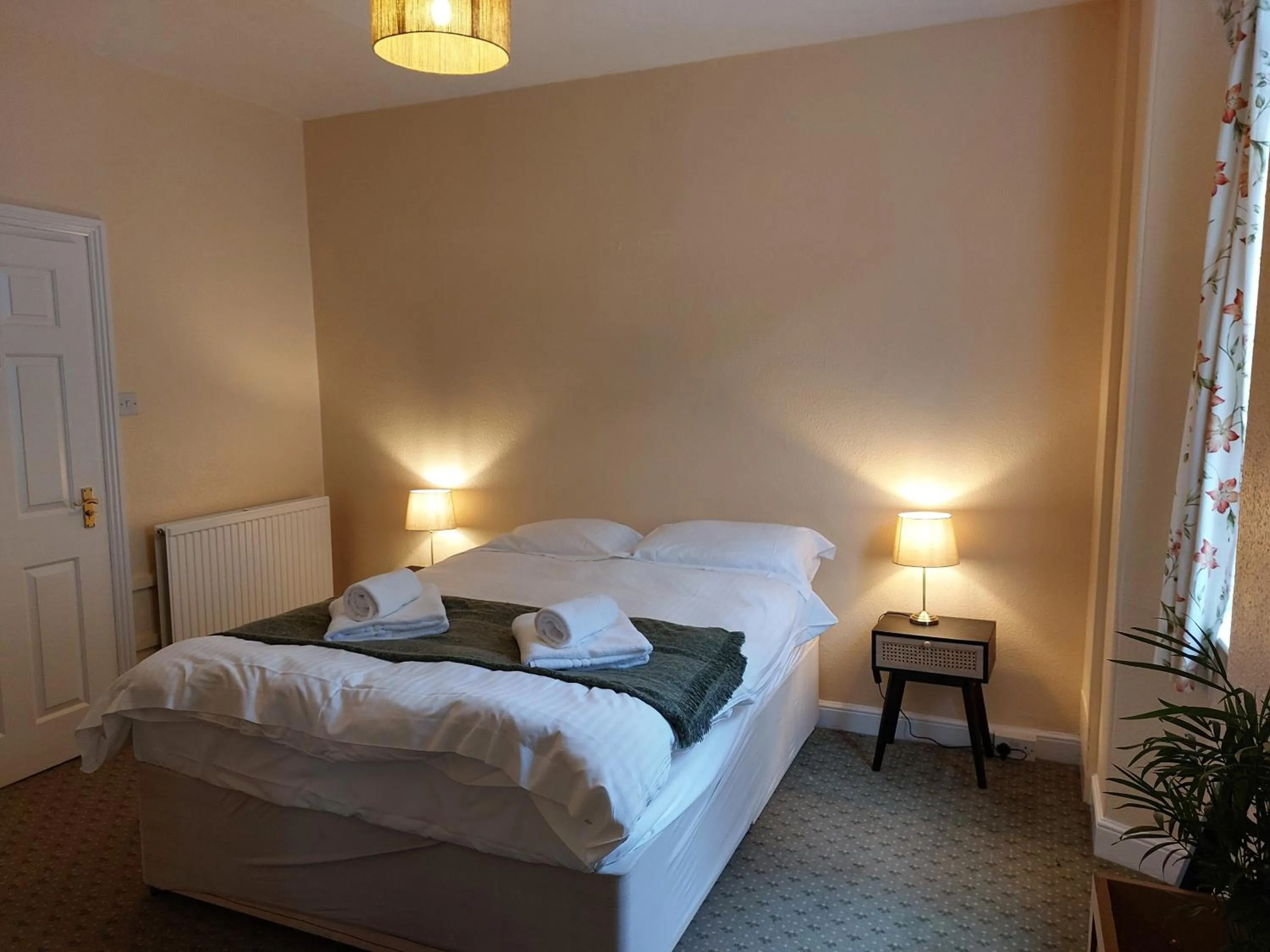 Bed in Lion Hotel Dulverton
