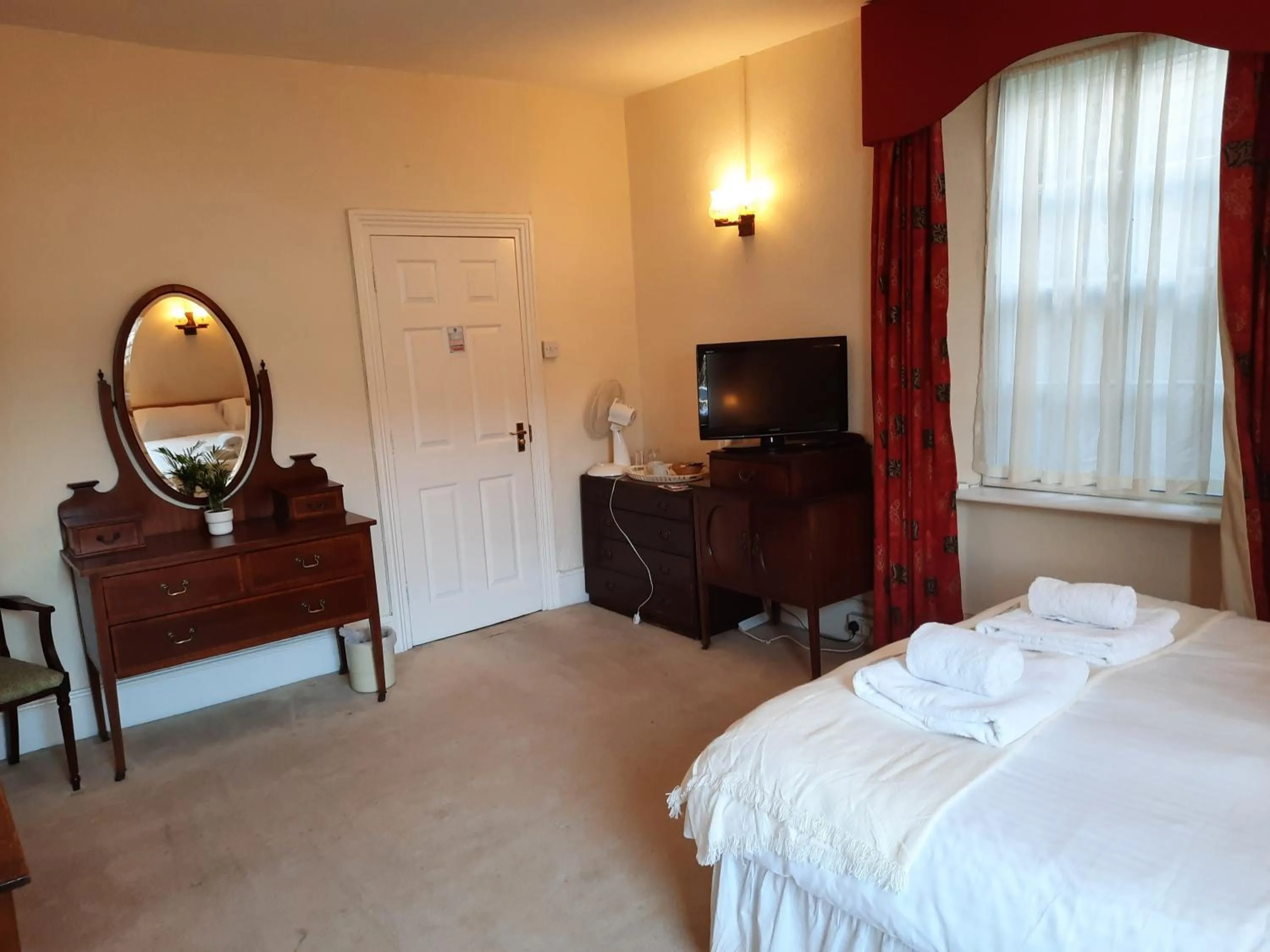 Bed in Lion Hotel Dulverton