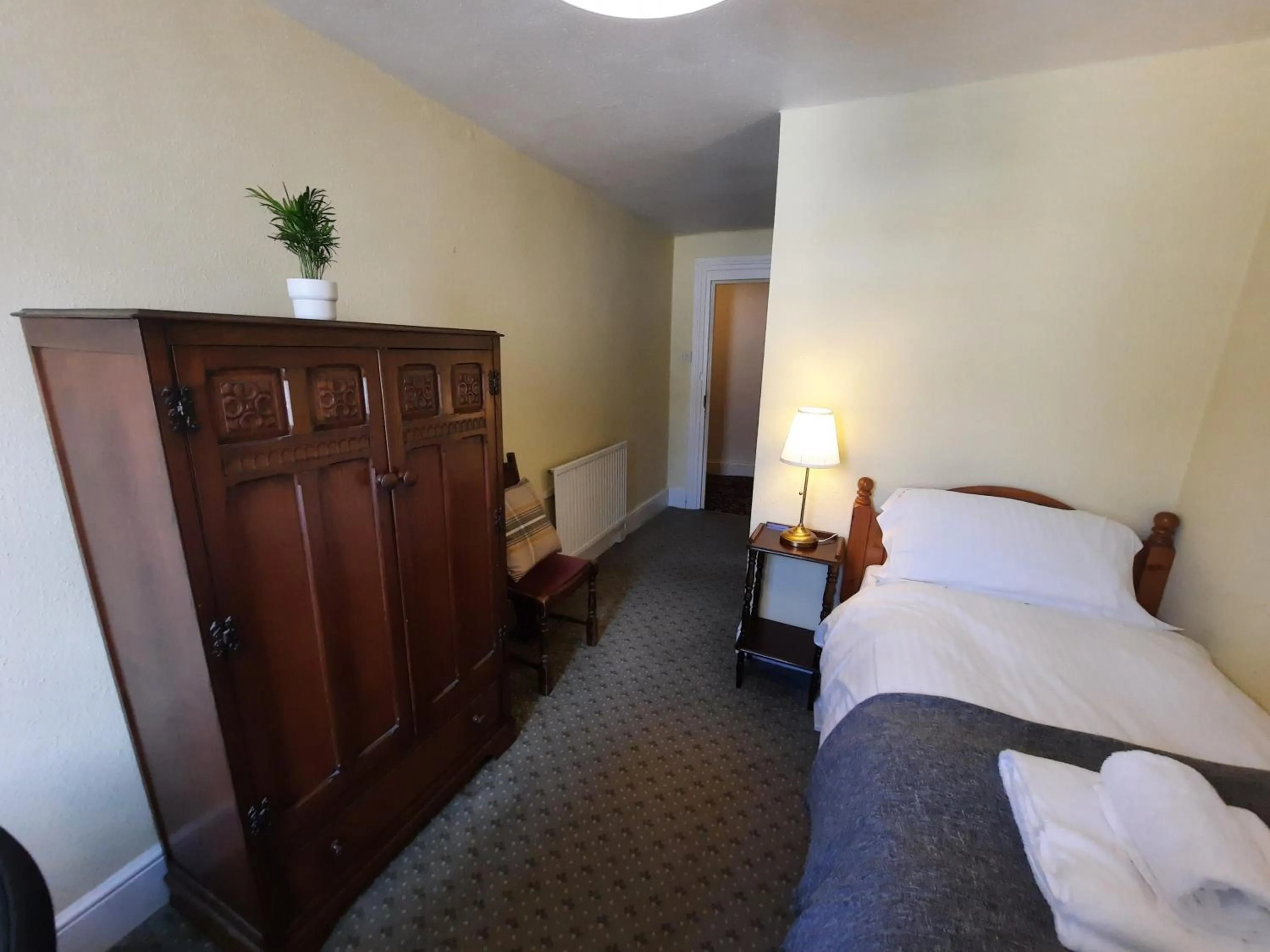 Bed in Lion Hotel Dulverton