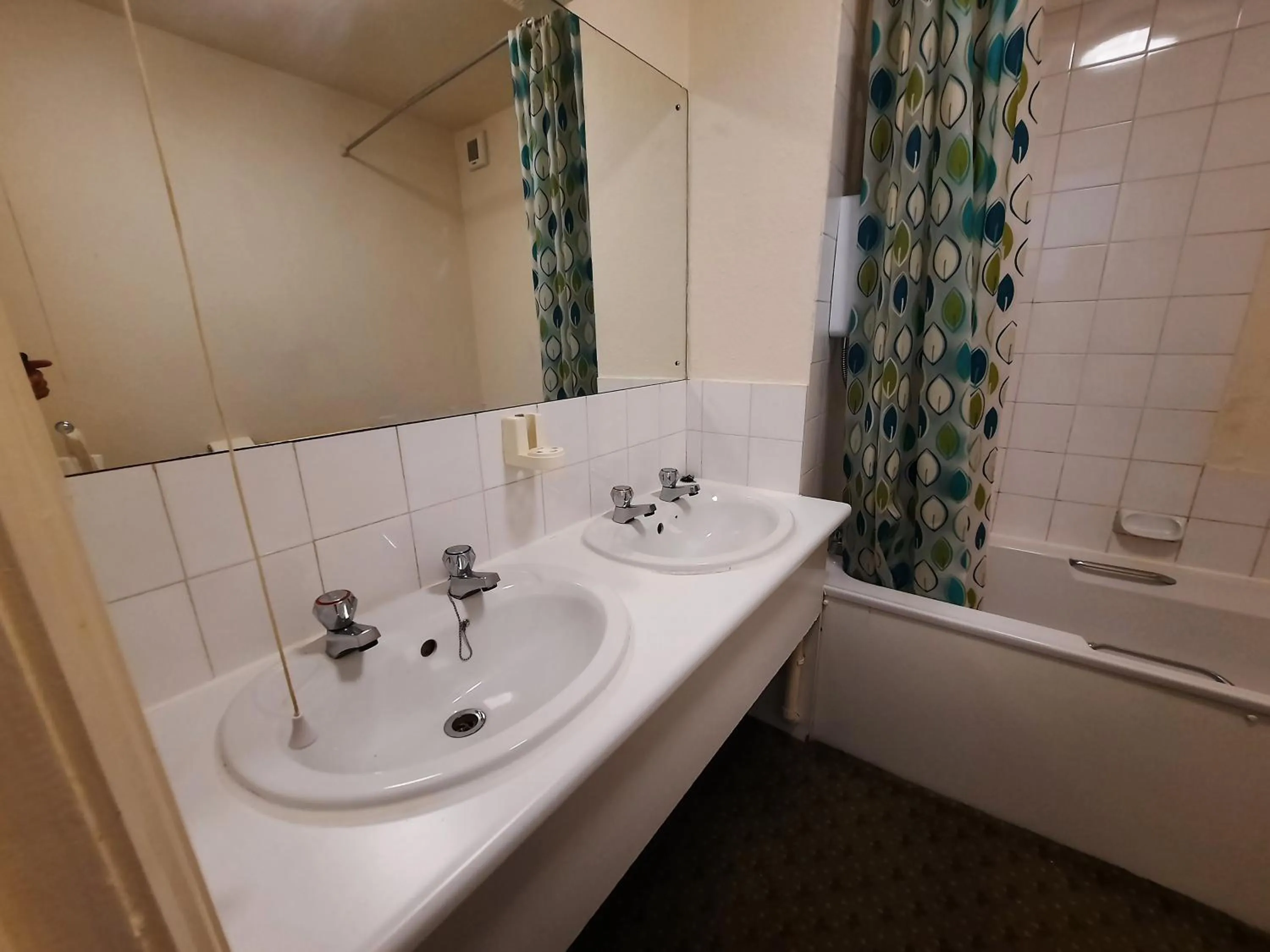 Shower in Lion Hotel Dulverton