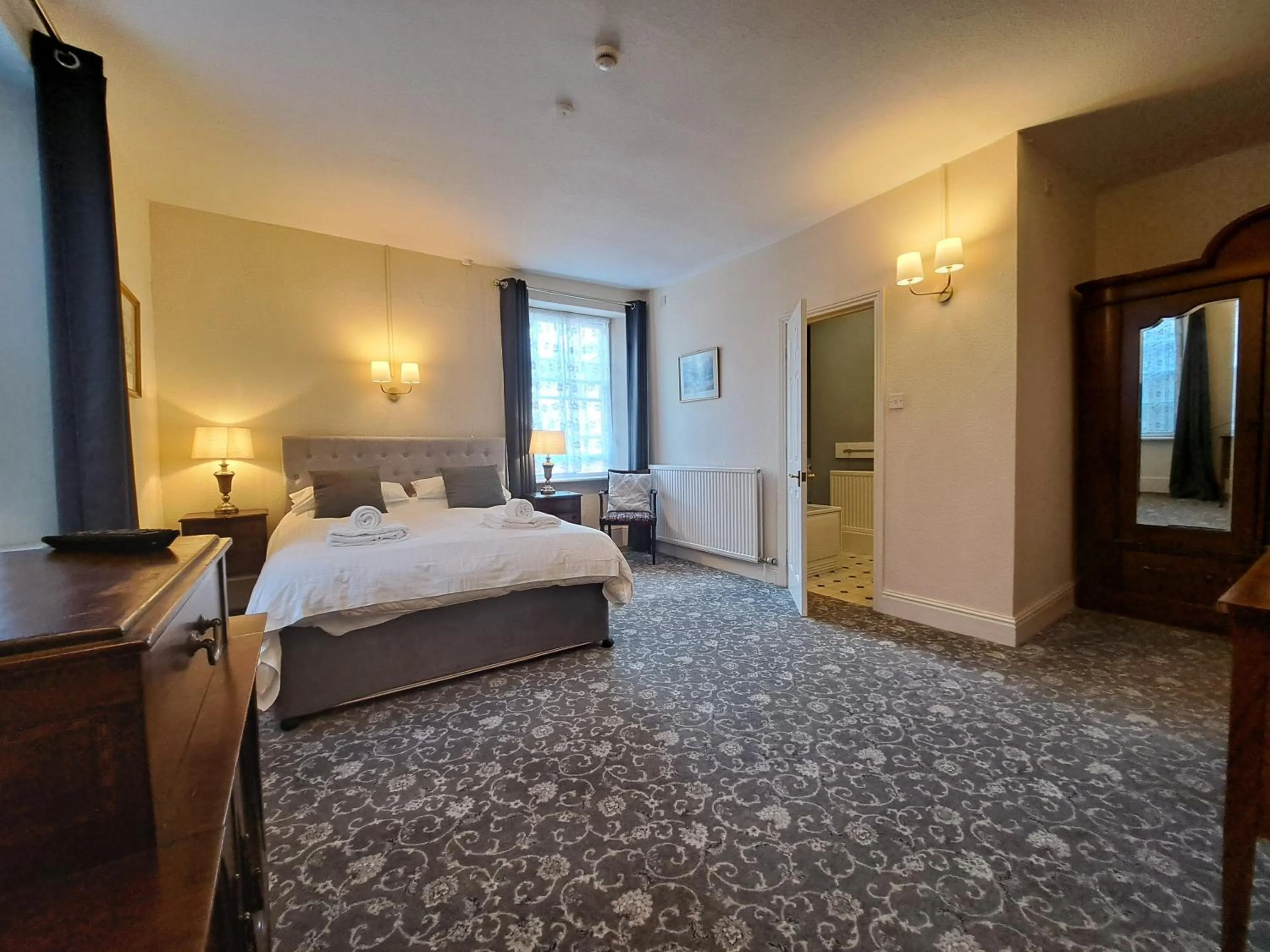 Bedroom, Bed in Lion Hotel Dulverton