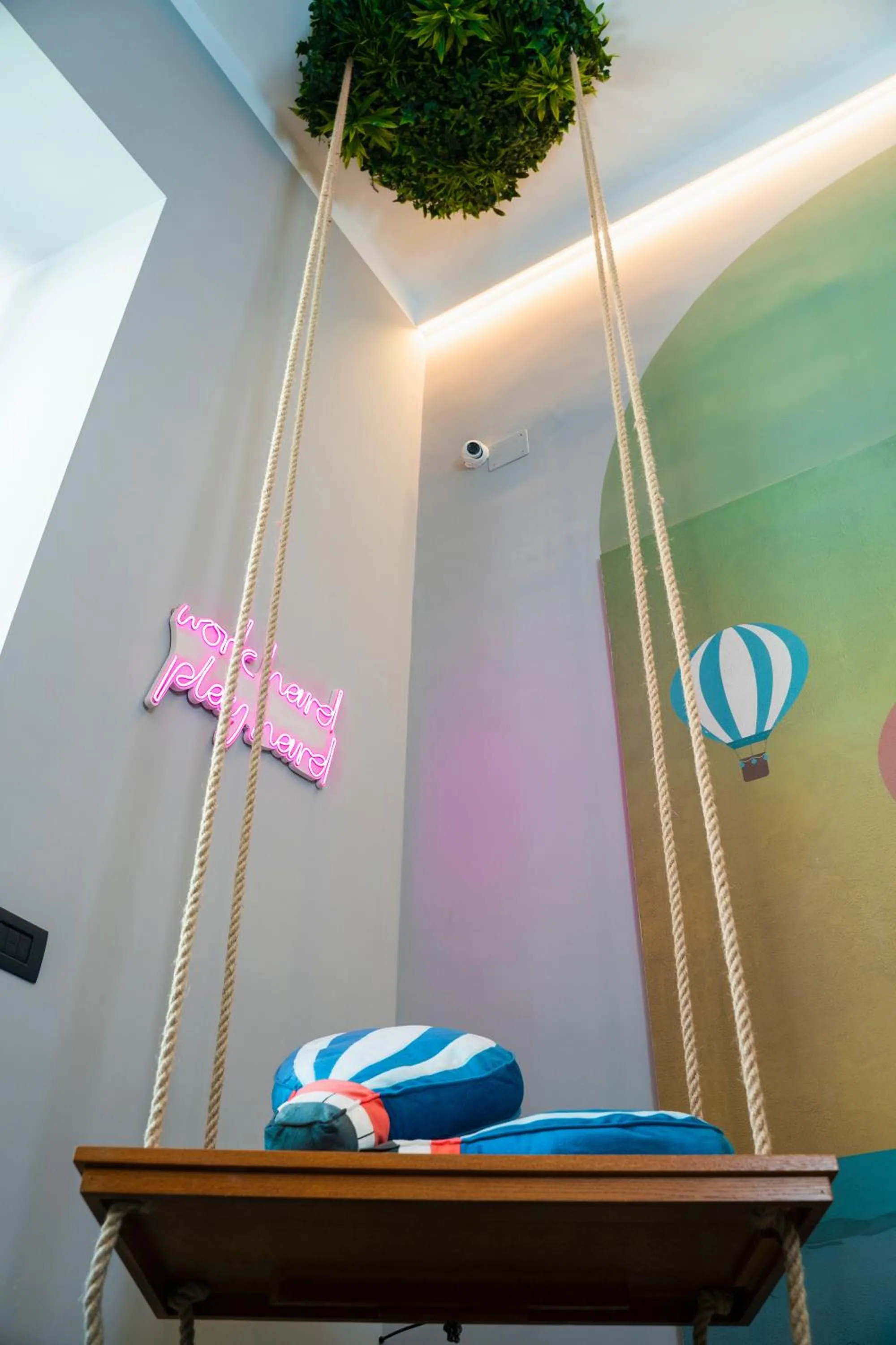 Decorative detail in Rettifilo 311