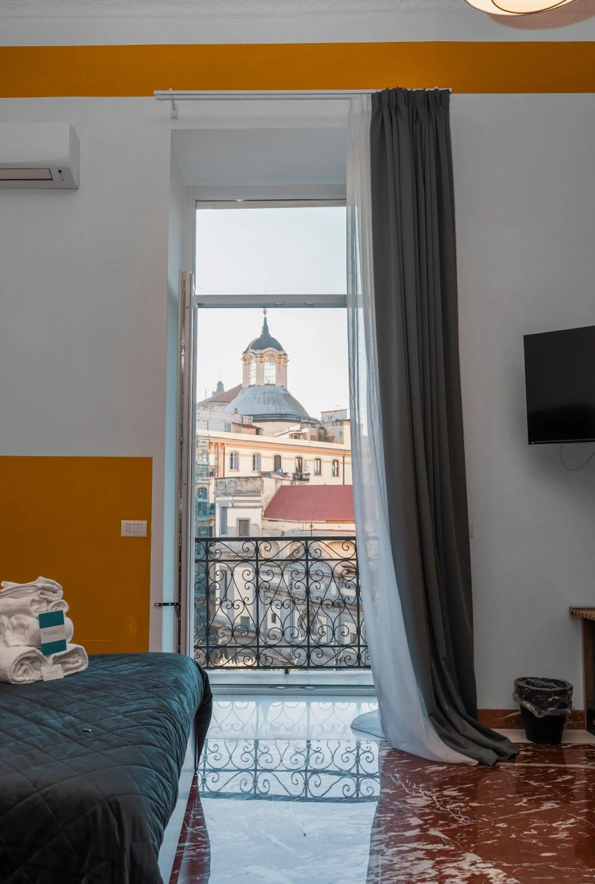 Bird's eye view, Bed in Rettifilo 311