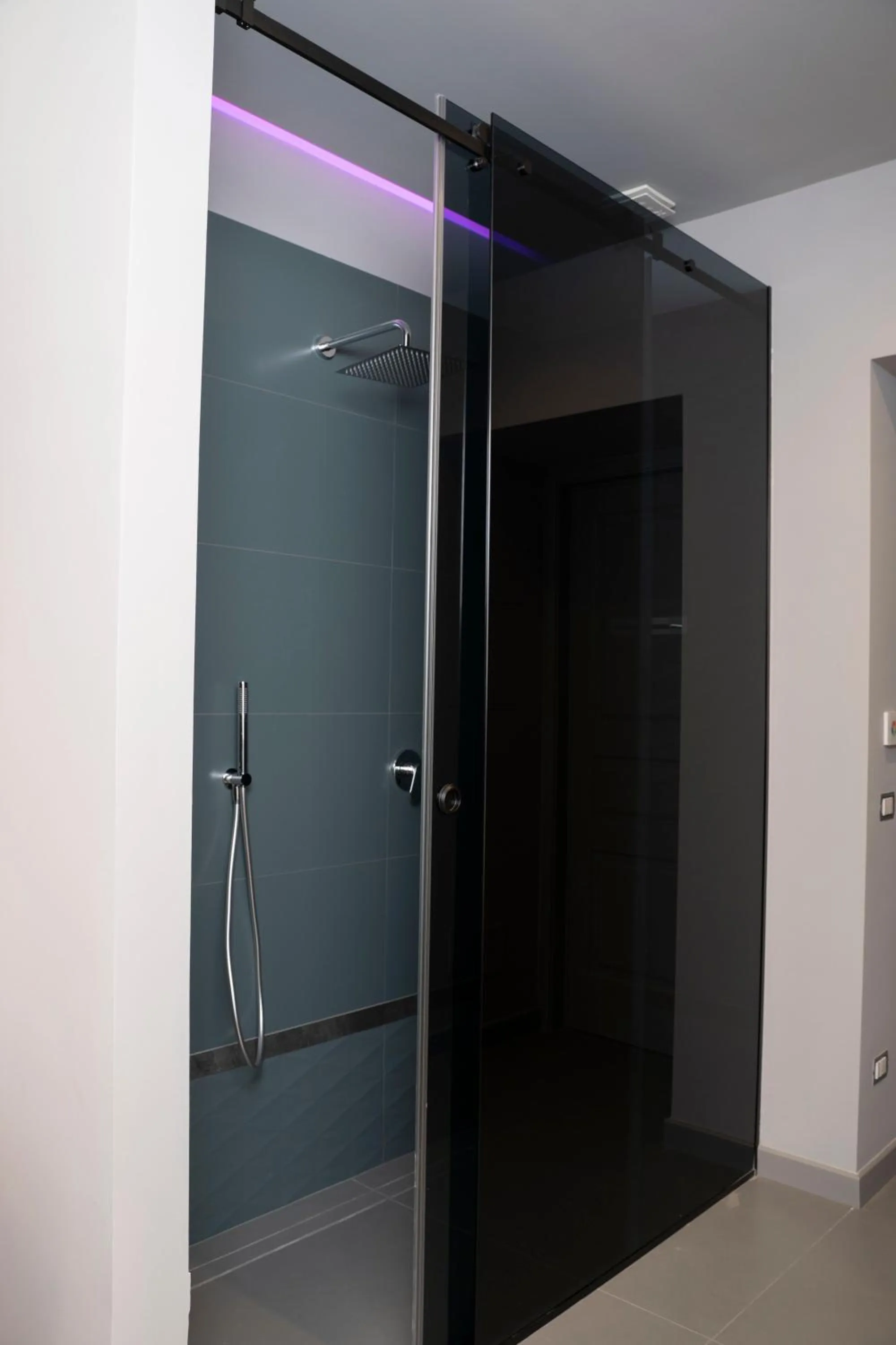 Shower in Rettifilo 311