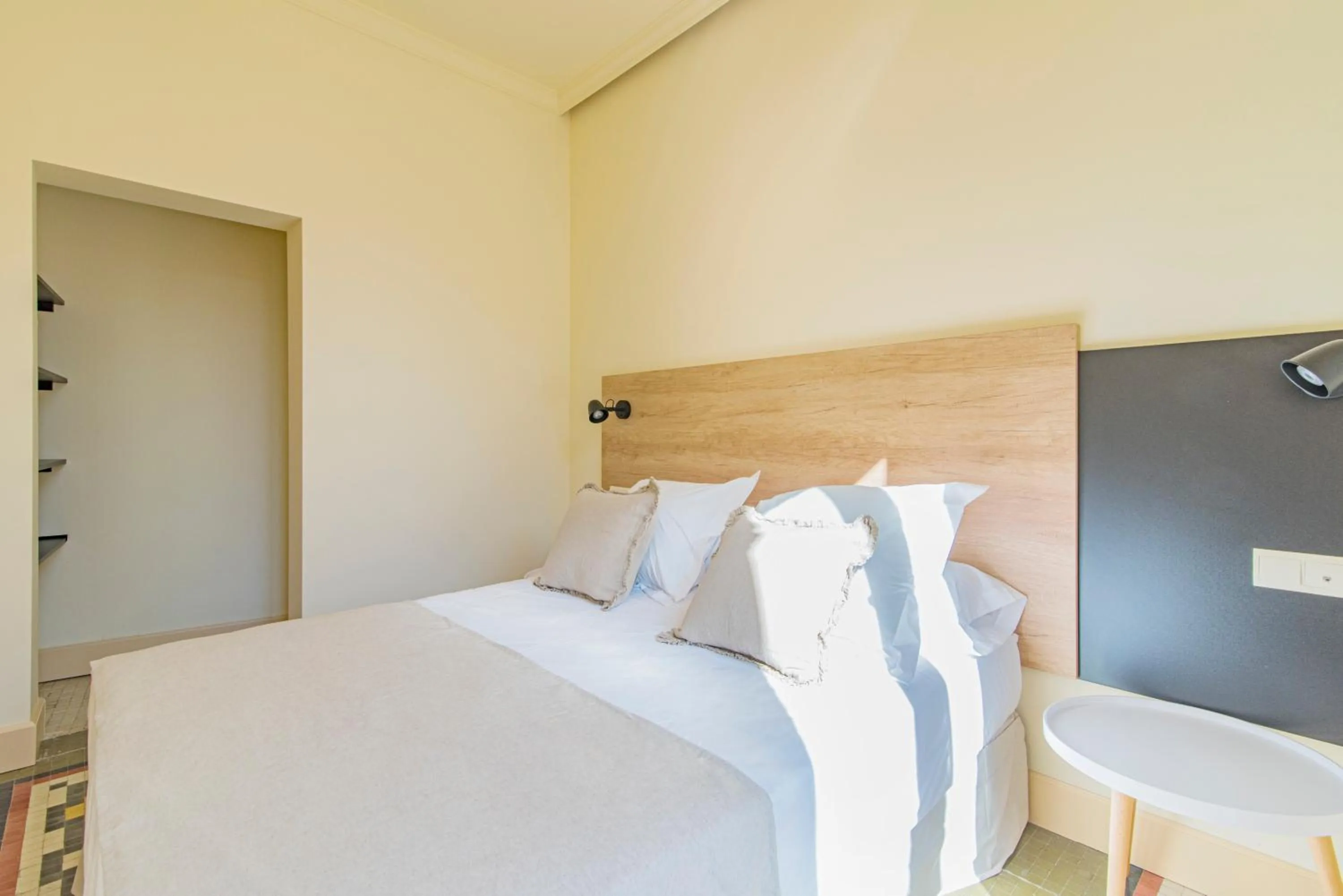 Photo of the whole room, Bed in Mosaiko Homes Catedral Granada