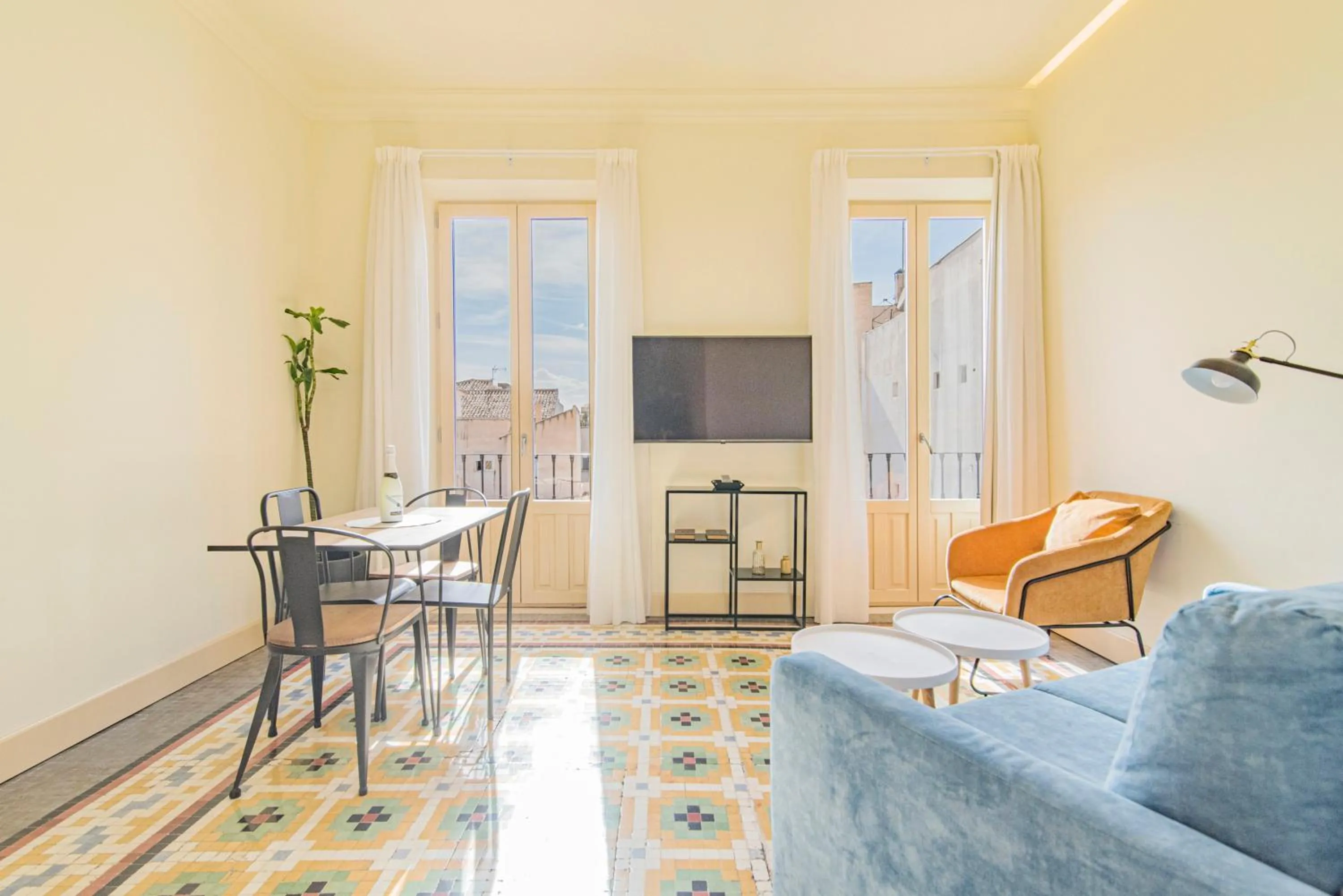 Communal lounge/ TV room in Mosaiko Homes Catedral Granada