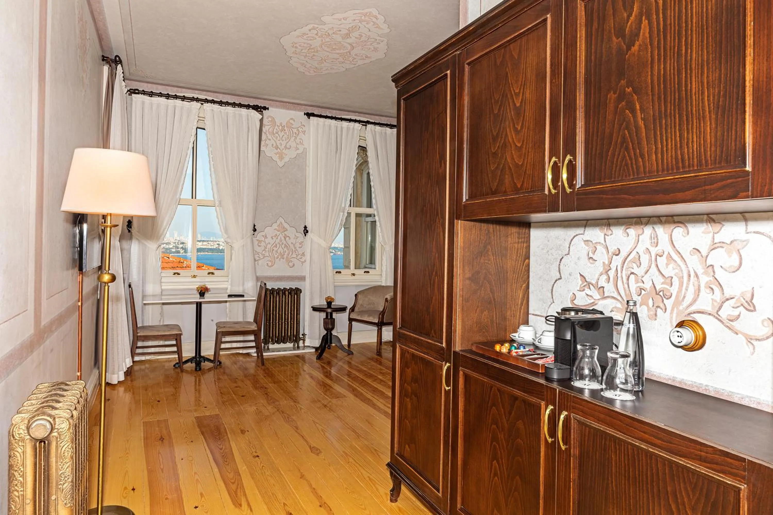 Coffee/tea facilities in Meroddi Barnathan Hotel