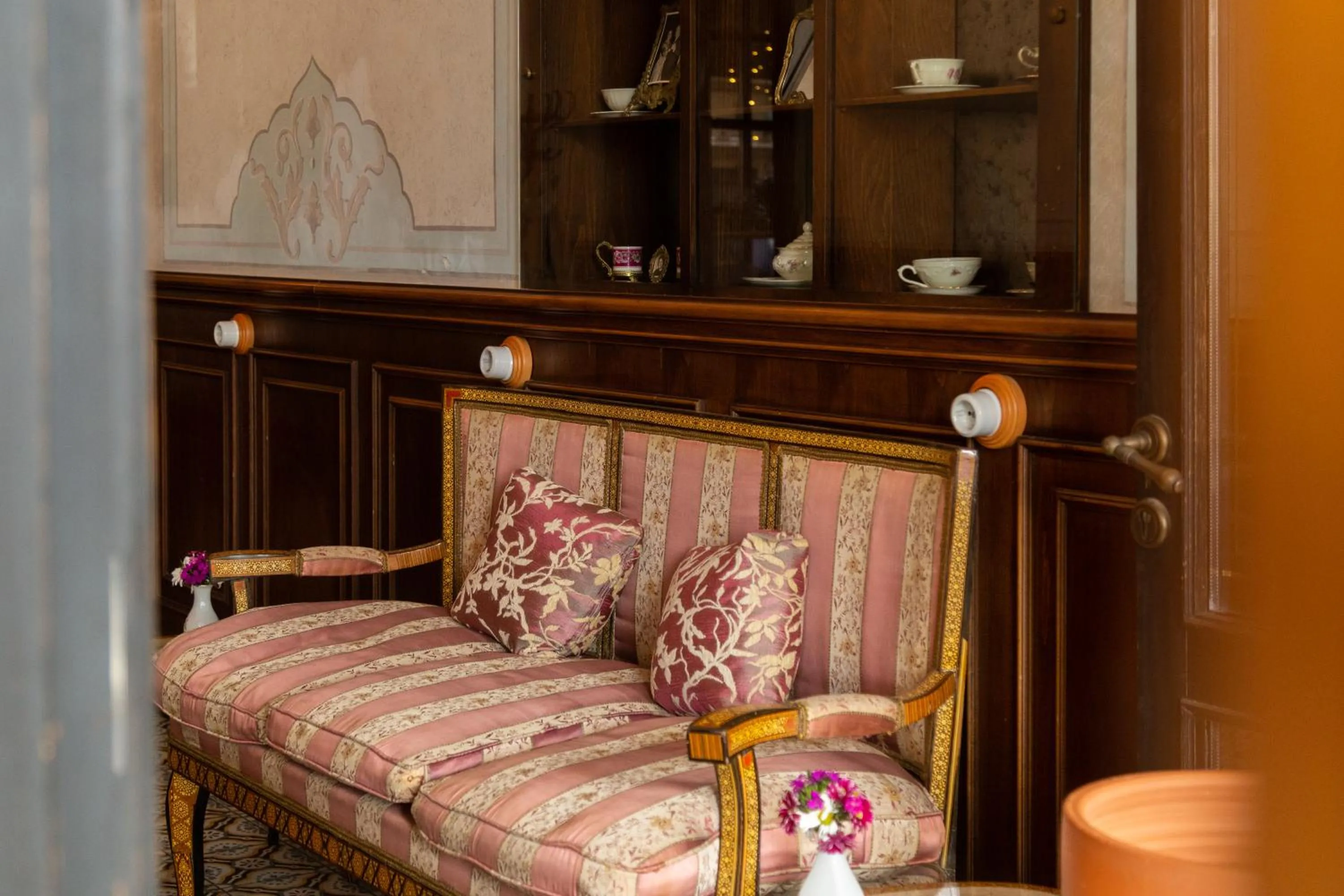 Restaurant/places to eat in Meroddi Barnathan Hotel