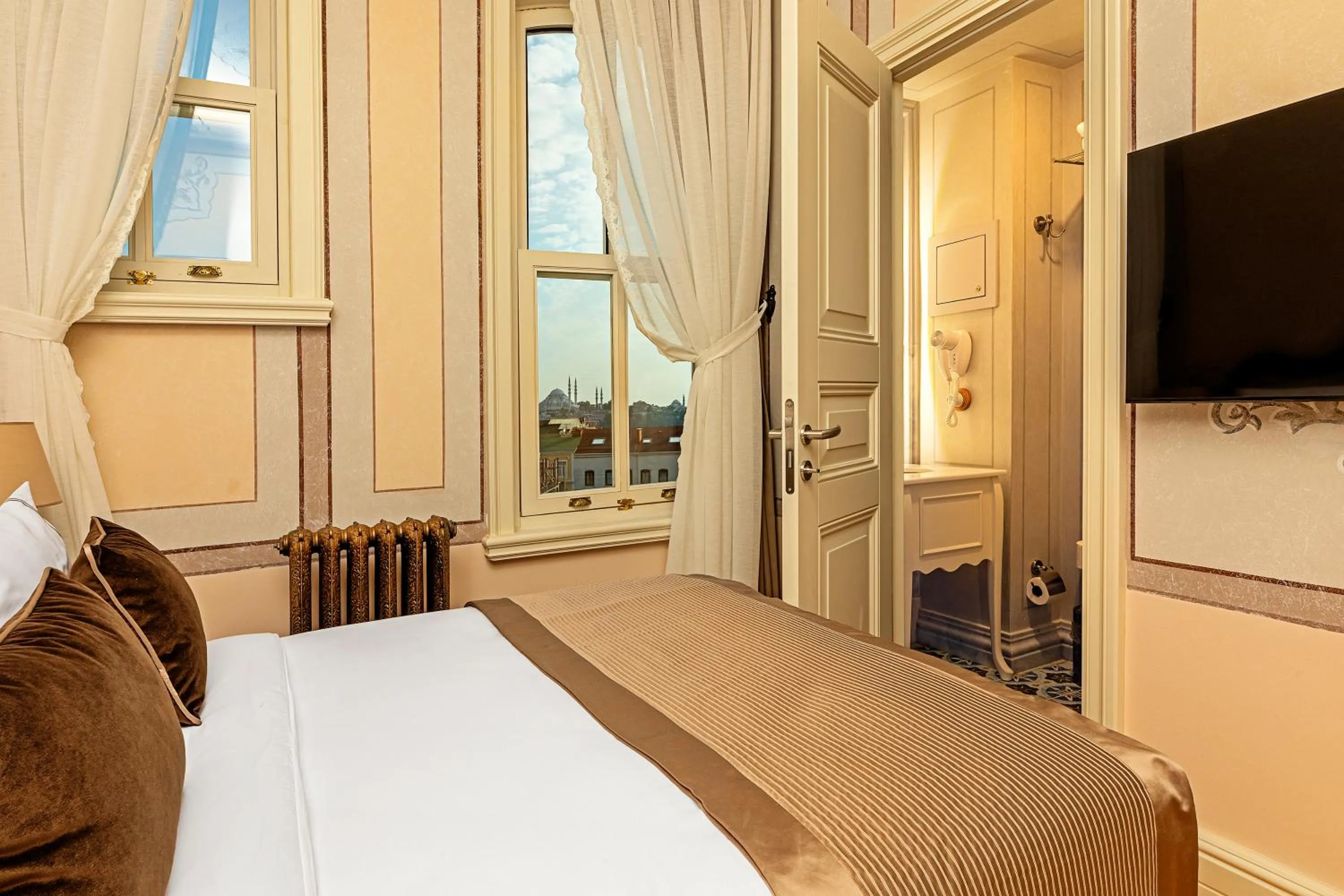 Photo of the whole room, Bed in Meroddi Barnathan Hotel